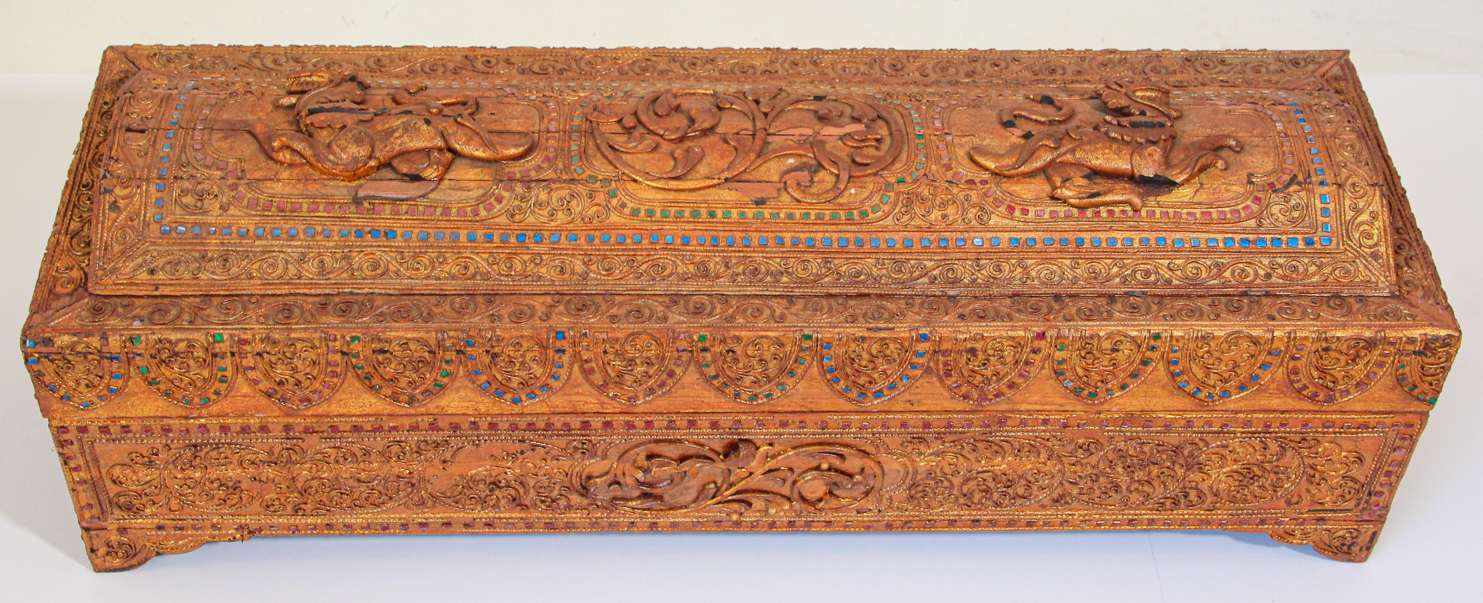Boîte de rangement pour manuscrits en bois laqué doré de Birmanie 19ème siècle en vente 6