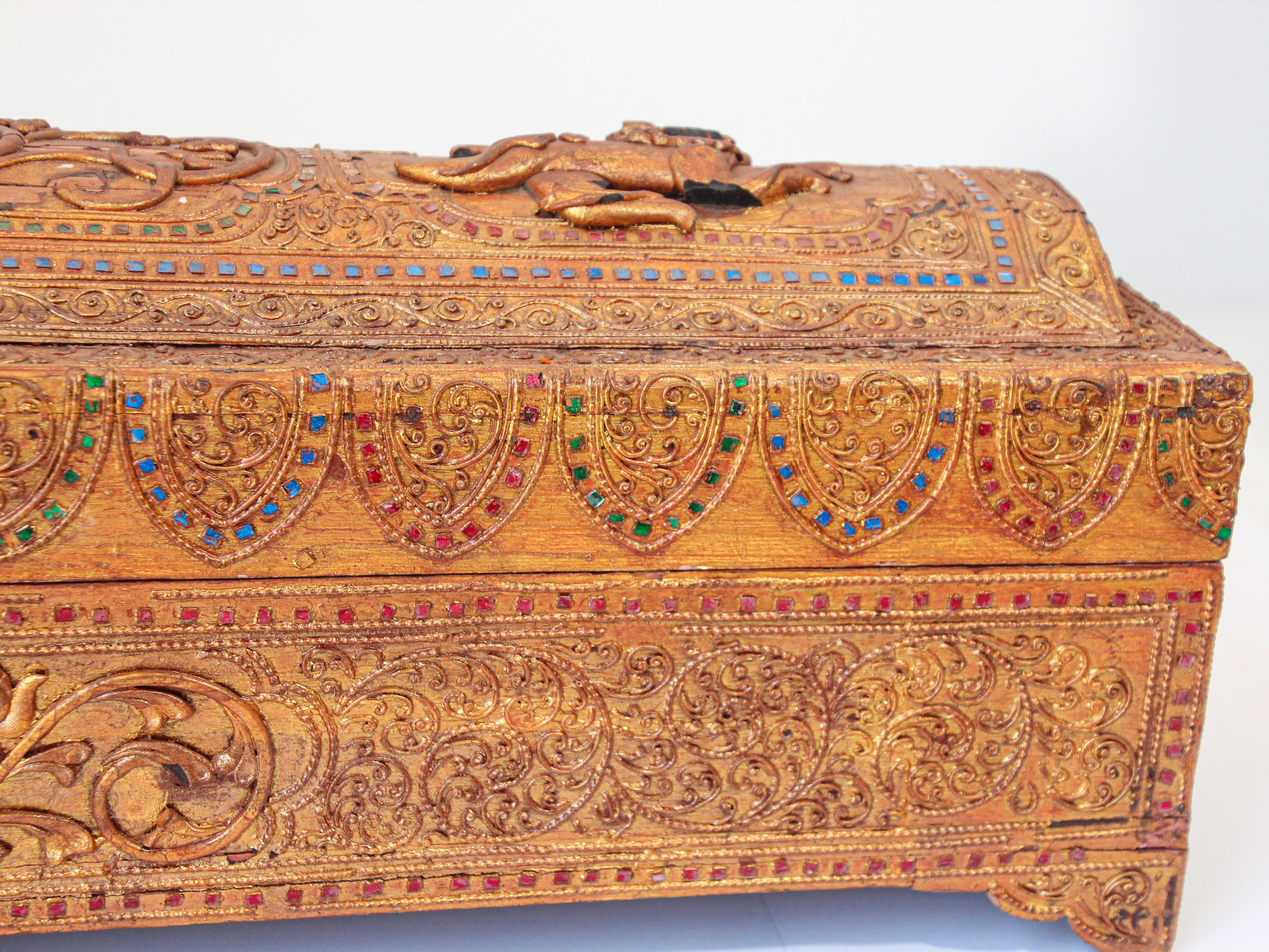 Boîte de rangement pour manuscrits en bois laqué doré de Birmanie 19ème siècle en vente 7