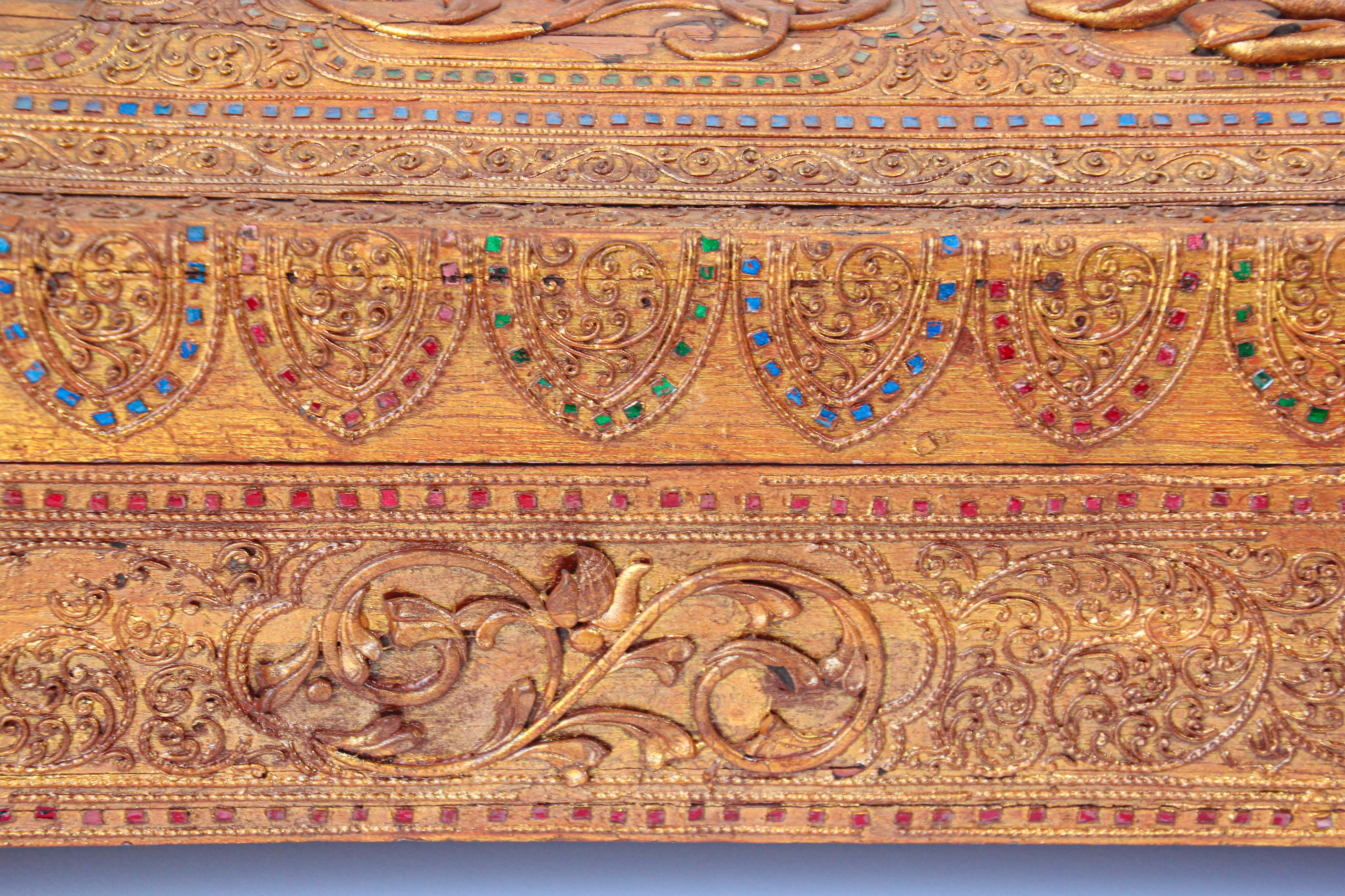 Boîte de rangement pour manuscrits en bois laqué doré de Birmanie 19ème siècle en vente 8