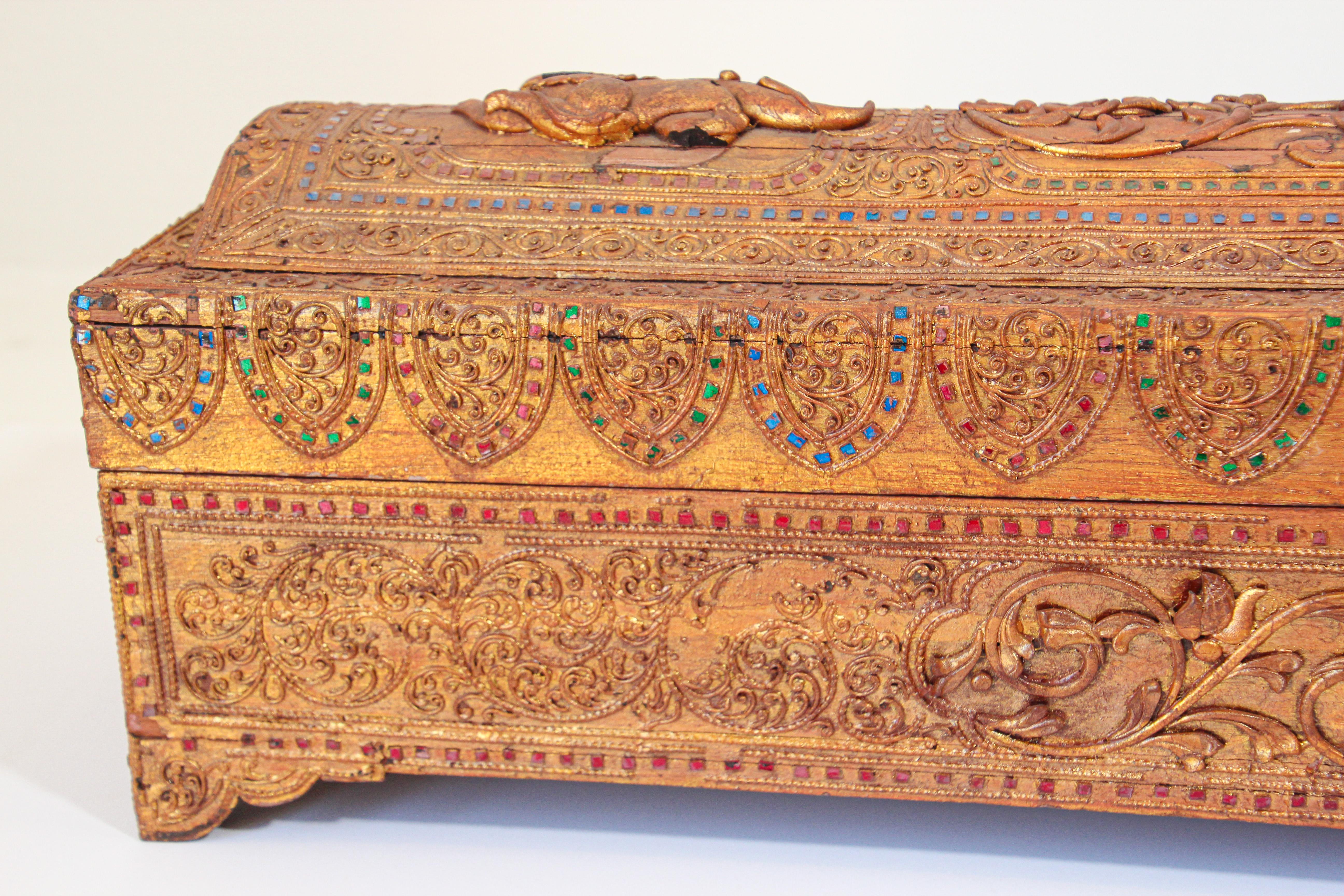 Boîte de rangement pour manuscrits en bois laqué doré de Birmanie 19ème siècle en vente 9