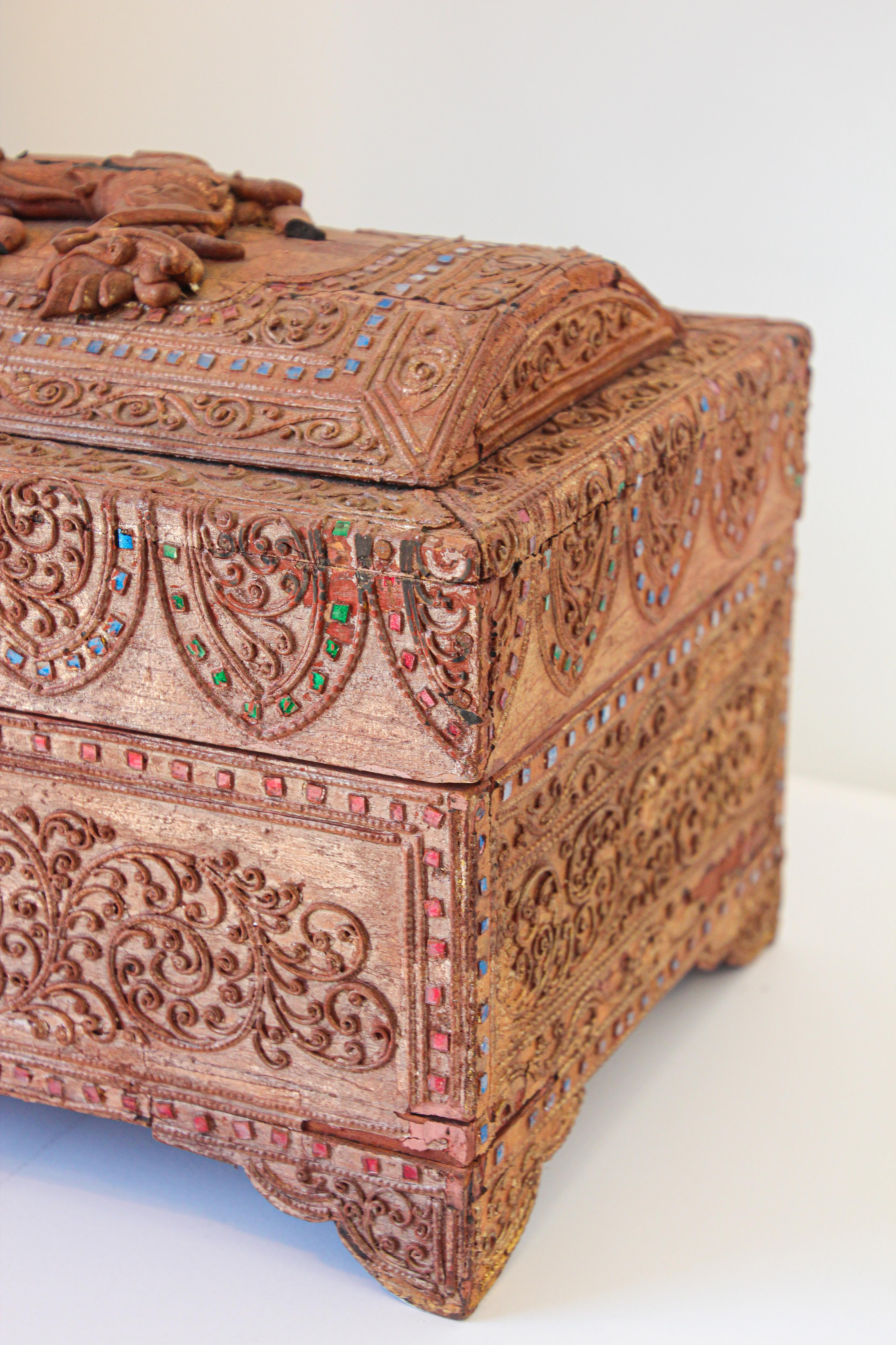 Boîte de rangement pour manuscrits en bois laqué doré de Birmanie 19ème siècle en vente 11