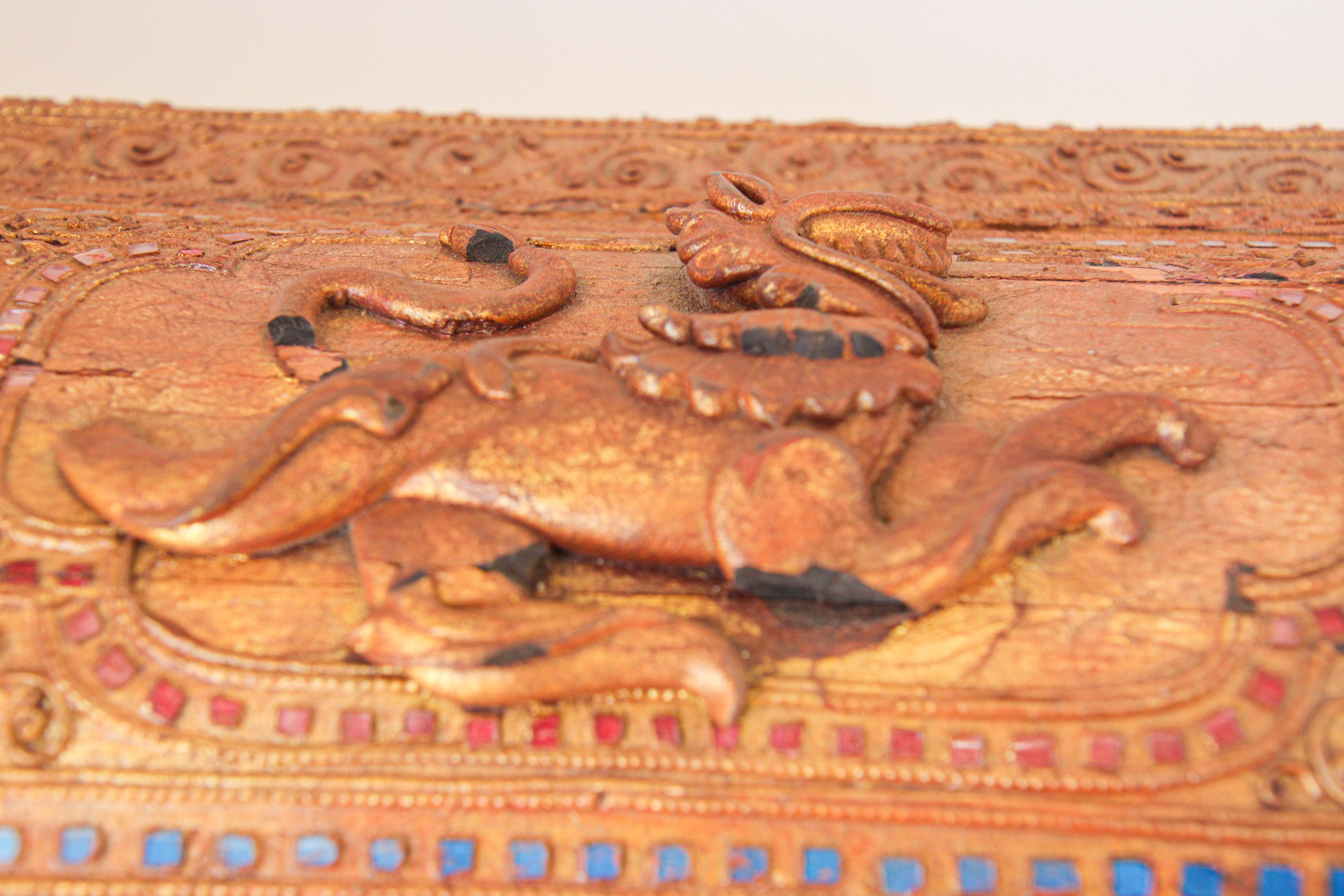 Autre Boîte de rangement pour manuscrits en bois laqué doré de Birmanie 19ème siècle en vente