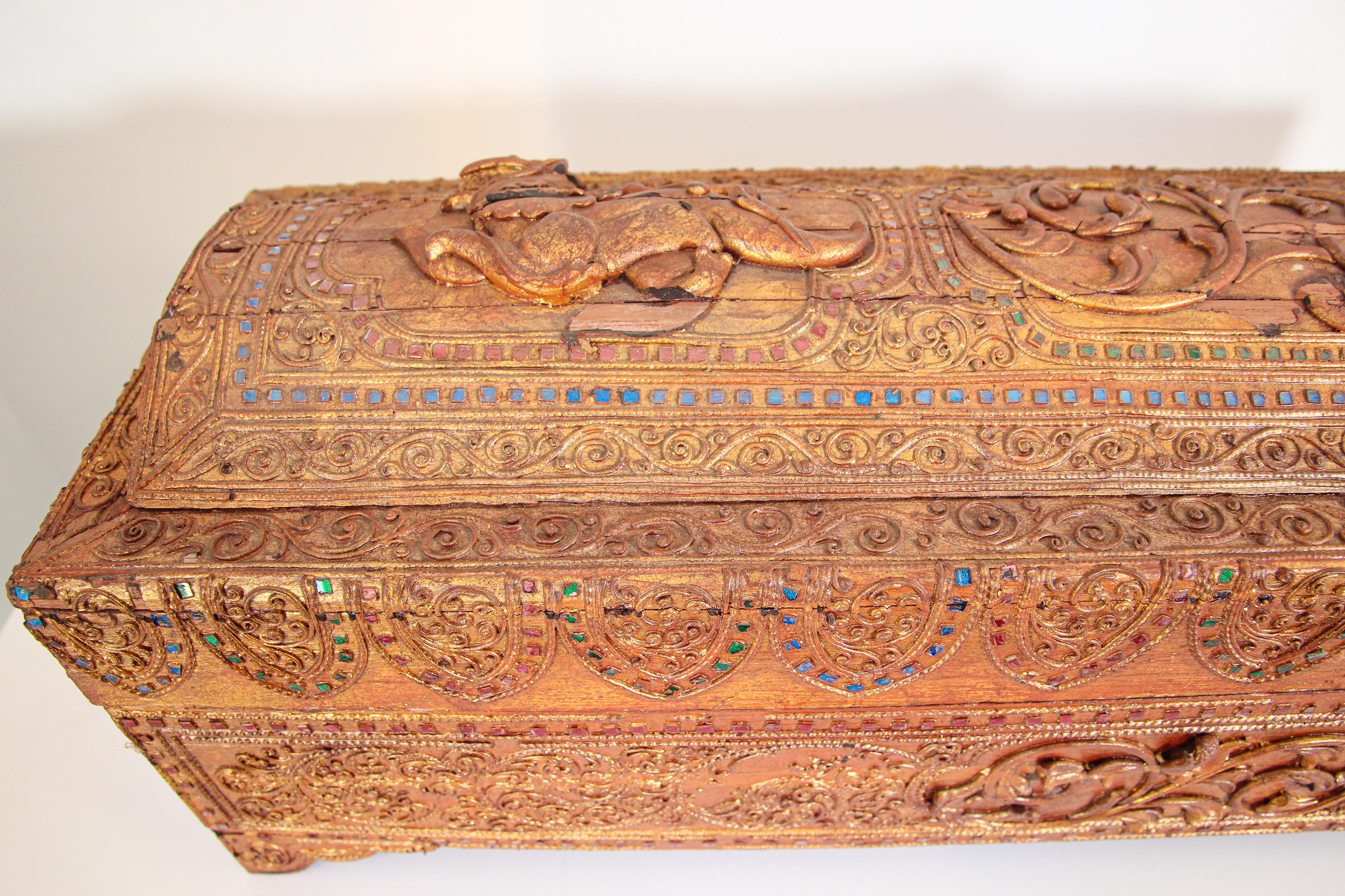 Thaïlandais Boîte de rangement pour manuscrits en bois laqué doré de Birmanie 19ème siècle en vente