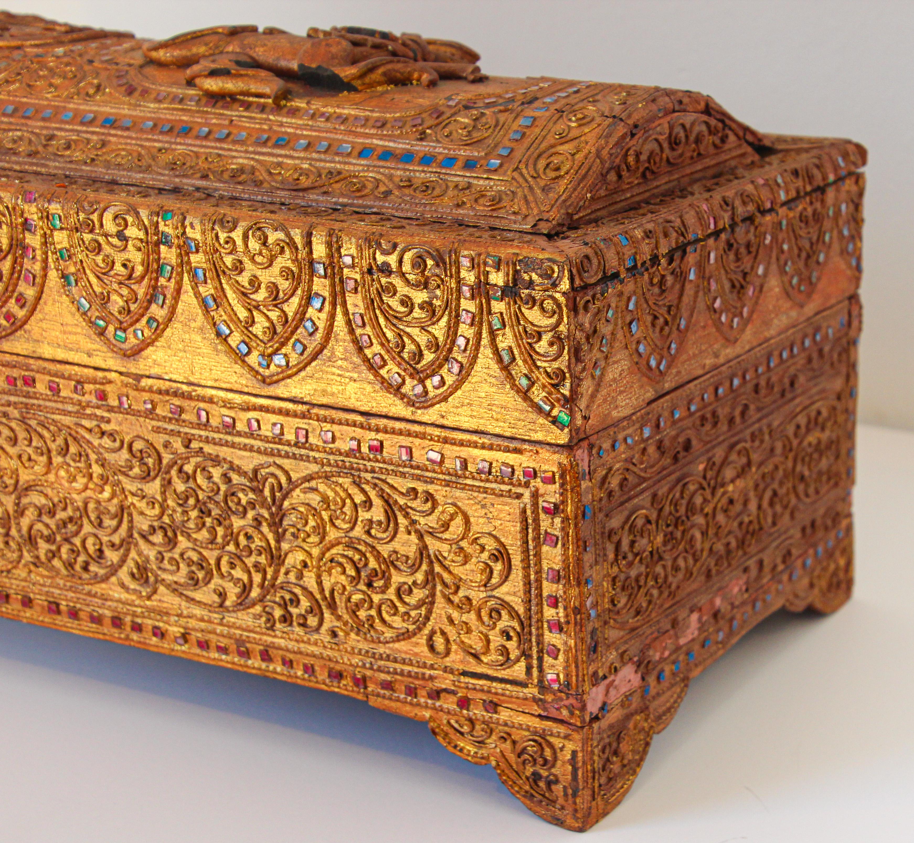 Fait main Boîte de rangement pour manuscrits en bois laqué doré de Birmanie 19ème siècle en vente
