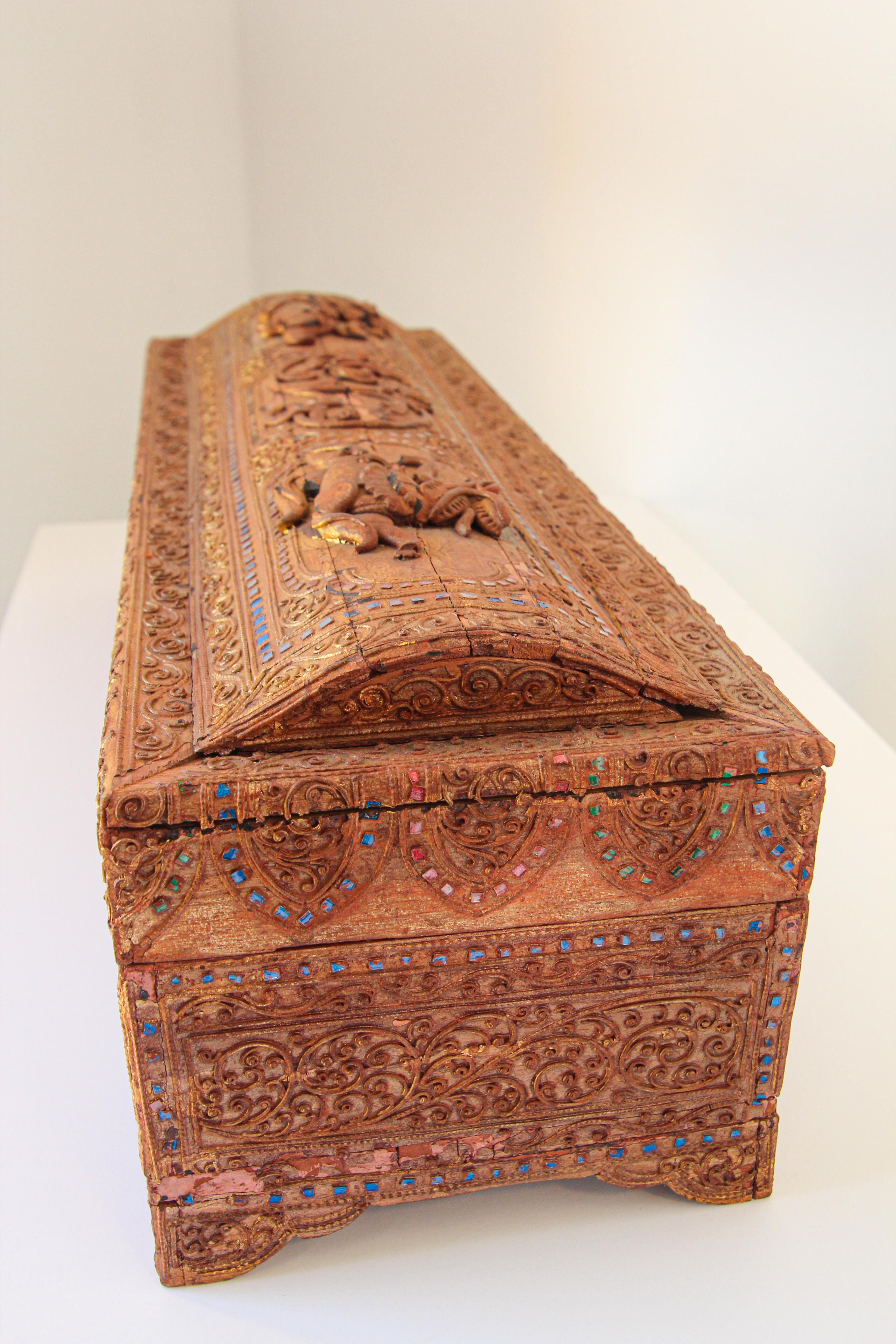 Boîte de rangement pour manuscrits en bois laqué doré de Birmanie 19ème siècle État moyen - En vente à North Hollywood, CA