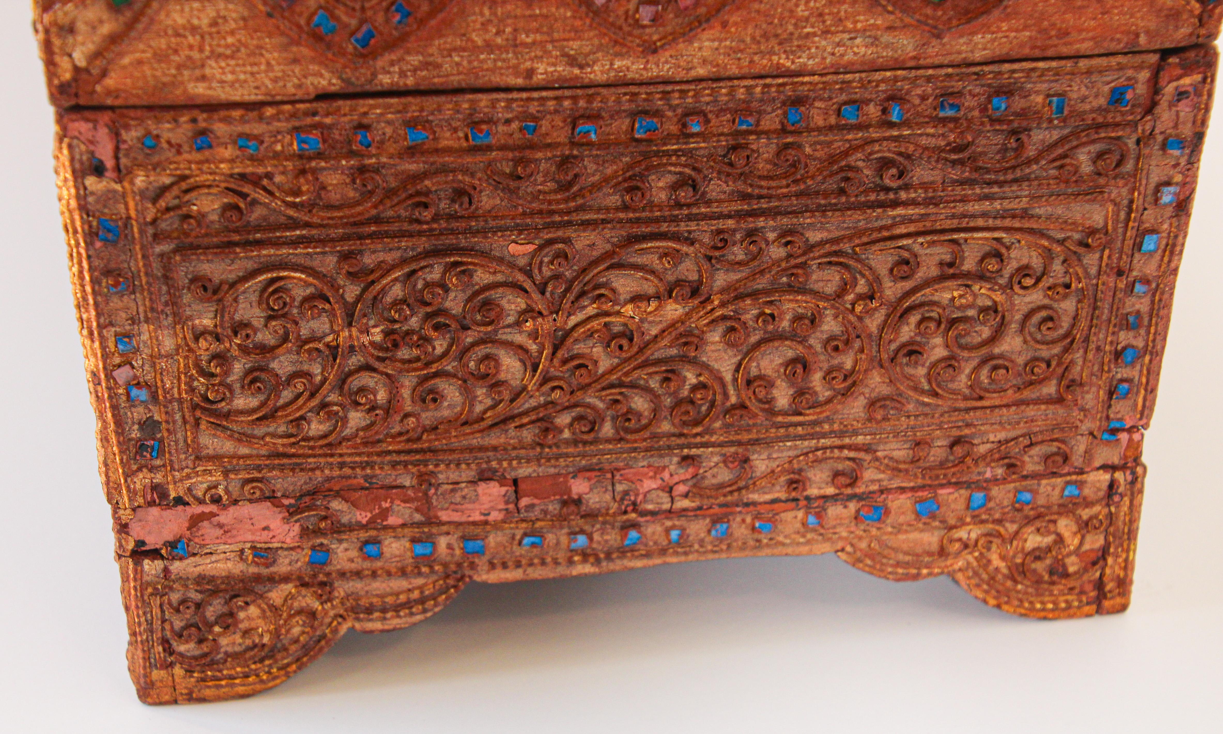 XIXe siècle Boîte de rangement pour manuscrits en bois laqué doré de Birmanie 19ème siècle en vente