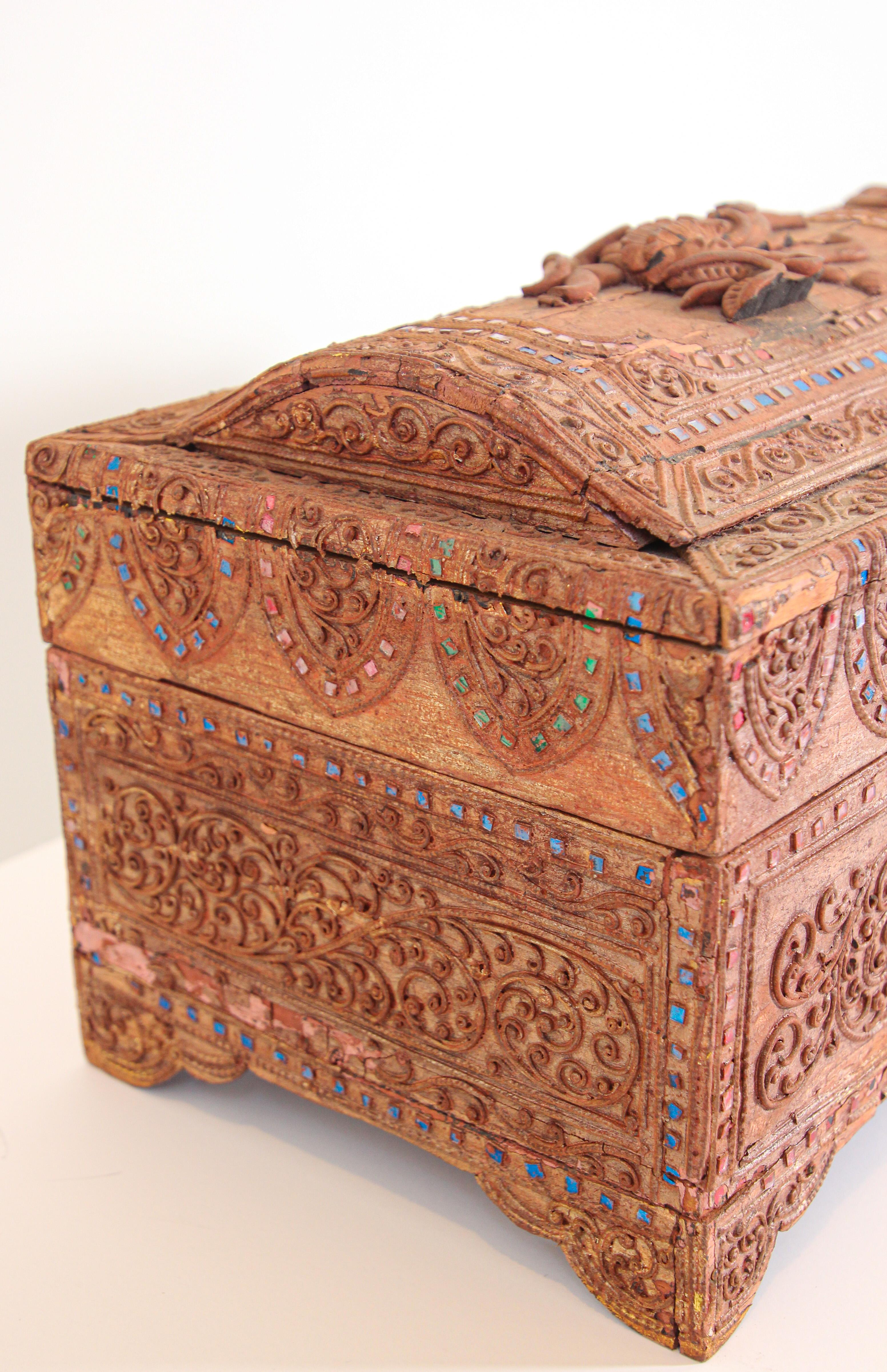 Teck Boîte de rangement pour manuscrits en bois laqué doré de Birmanie 19ème siècle en vente