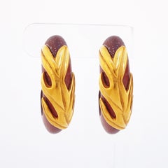 Orecchini a cerchio con foglie dorate e legno rosso di Isabel Canovas, anni '80