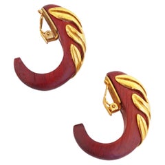 Isabel Canovas, boucles d'oreilles fantaisie demi-créoles en bois rouge avec feuilles dorées, années 1980