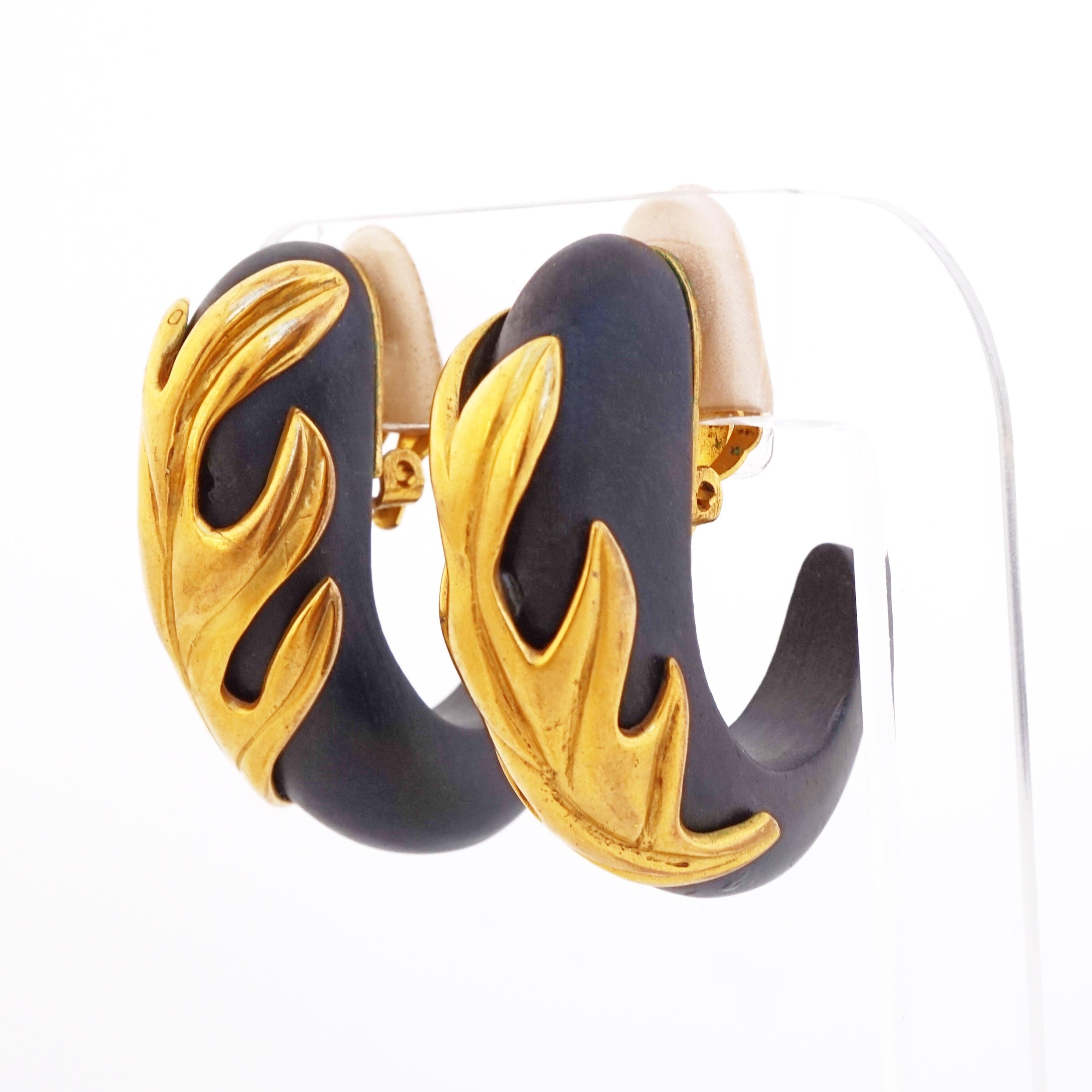 Moderne Isabel Canovas, boucles d'oreilles fantaisie demi-créoles en bois doré, années 1980 en vente