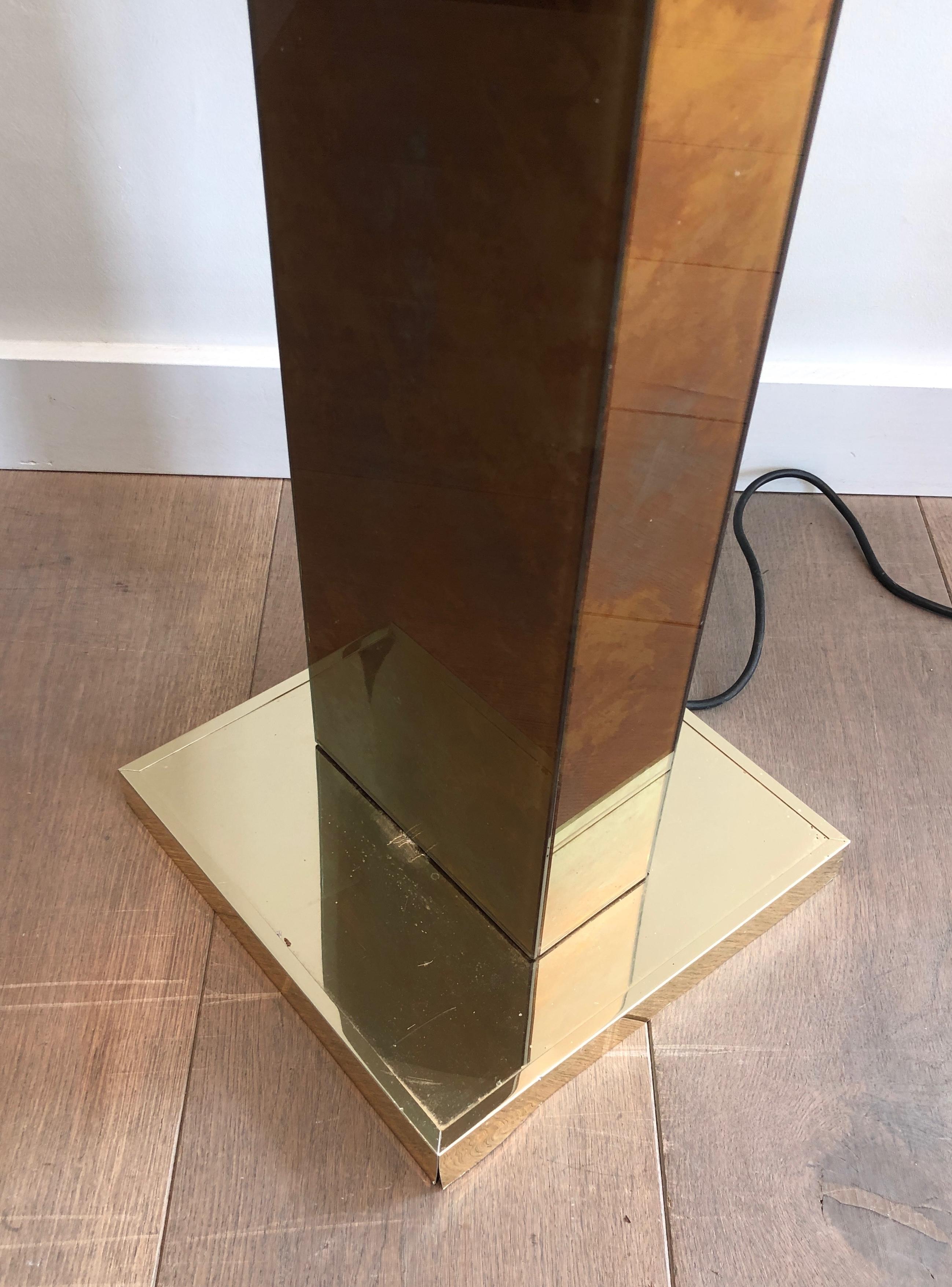 Lampada da terra in lucite dorata con base in metallo dorato in vendita 3
