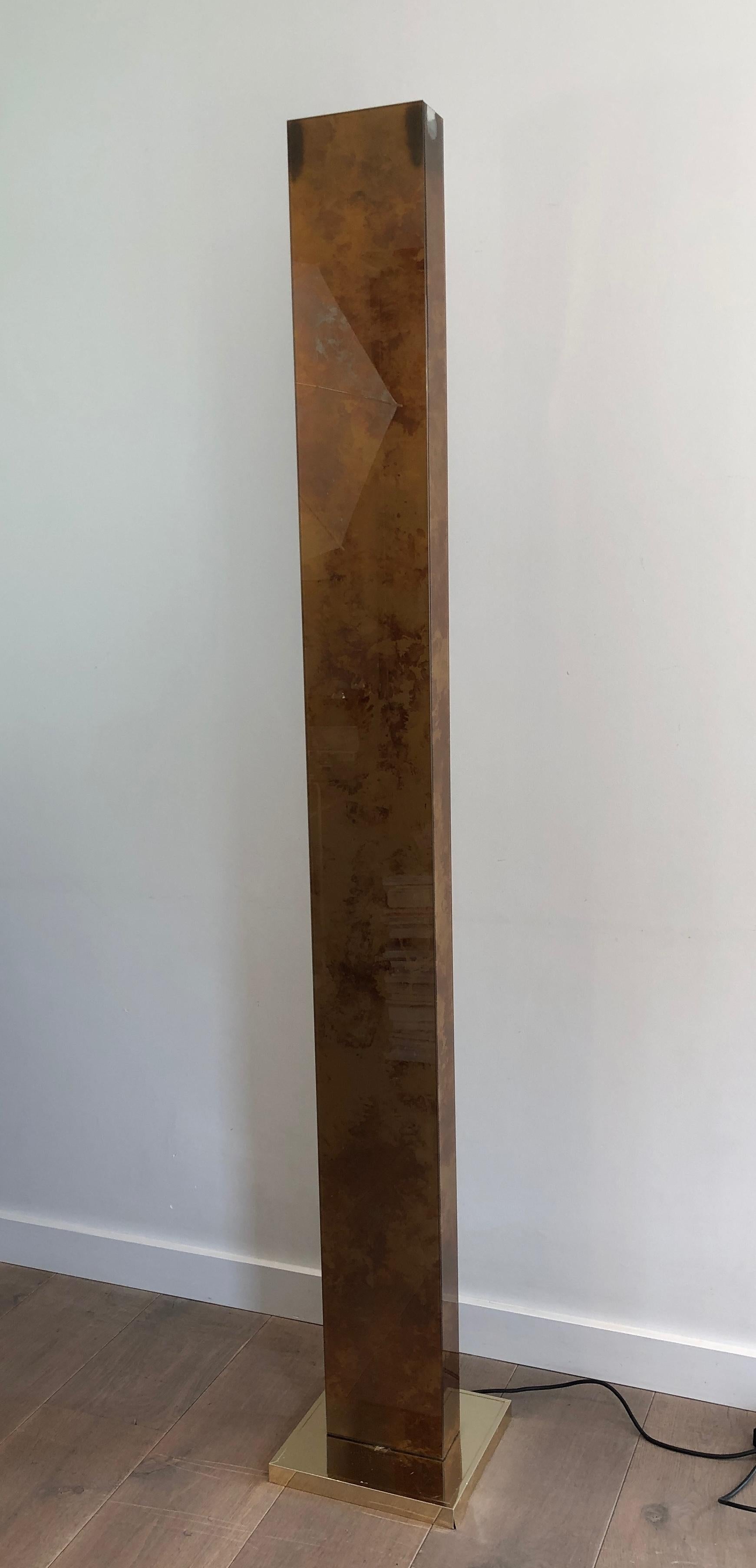 Lampada da terra in lucite dorata con base in metallo dorato in vendita 5