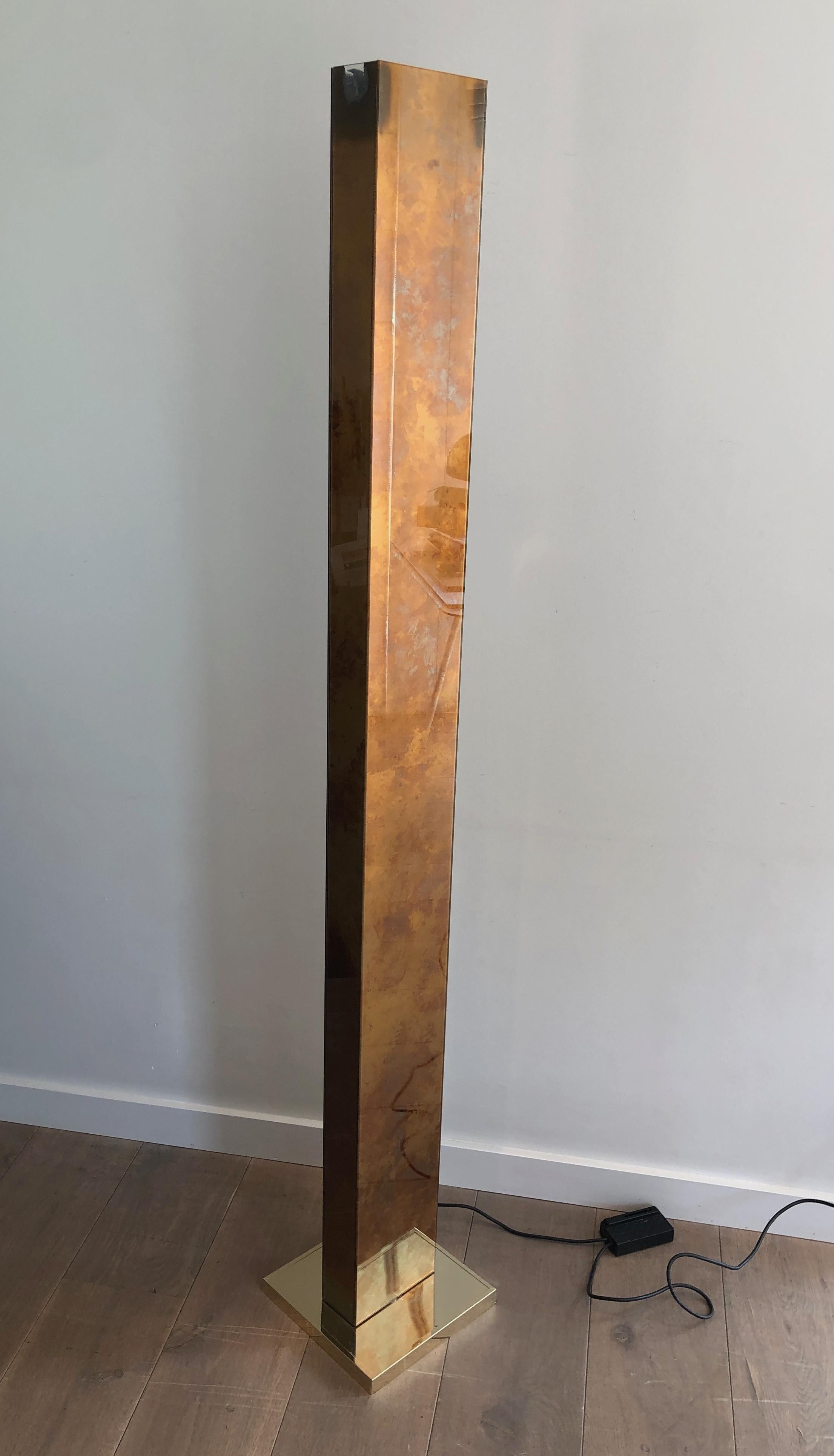 Lampada da terra in lucite dorata con base in metallo dorato in vendita 7
