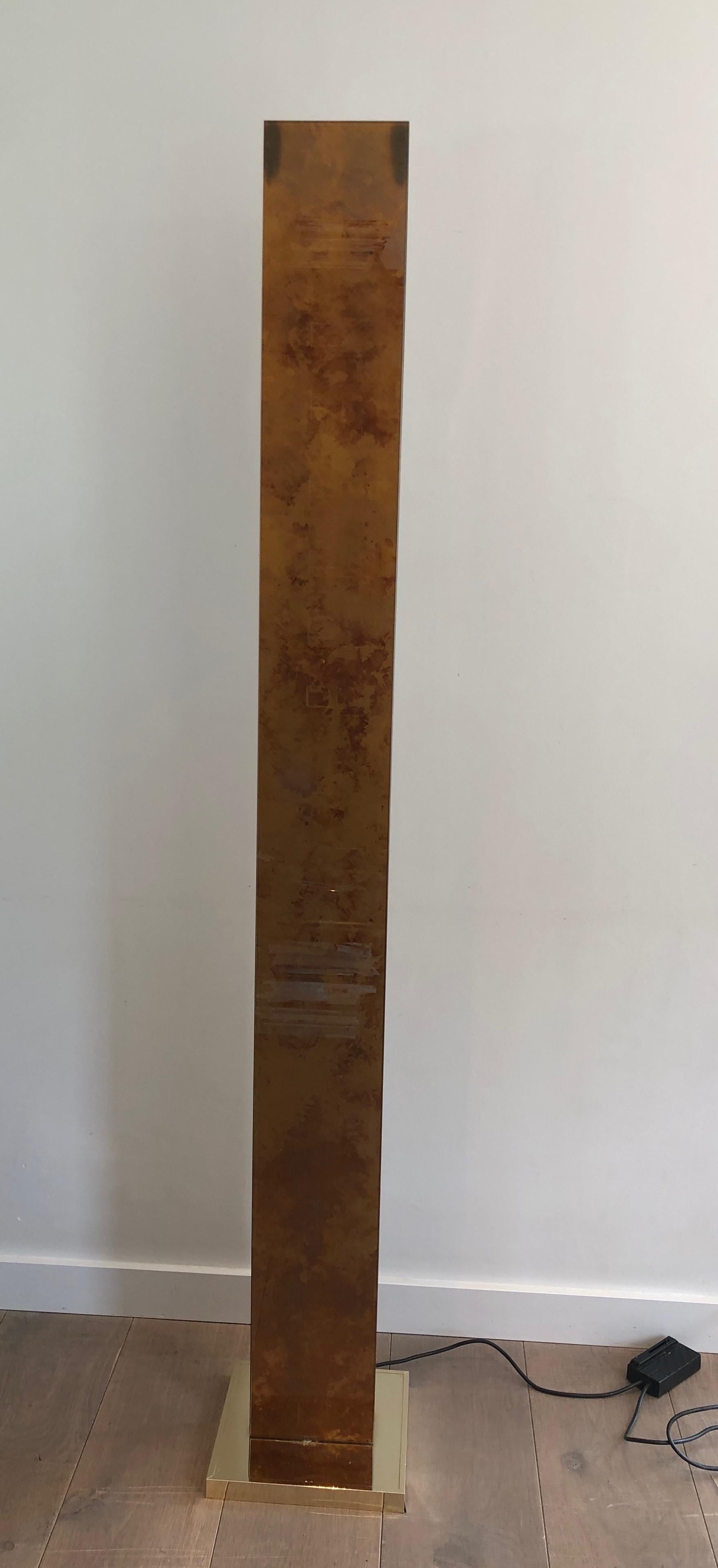 Mid-Century moderno Lampada da terra in lucite dorata con base in metallo dorato in vendita