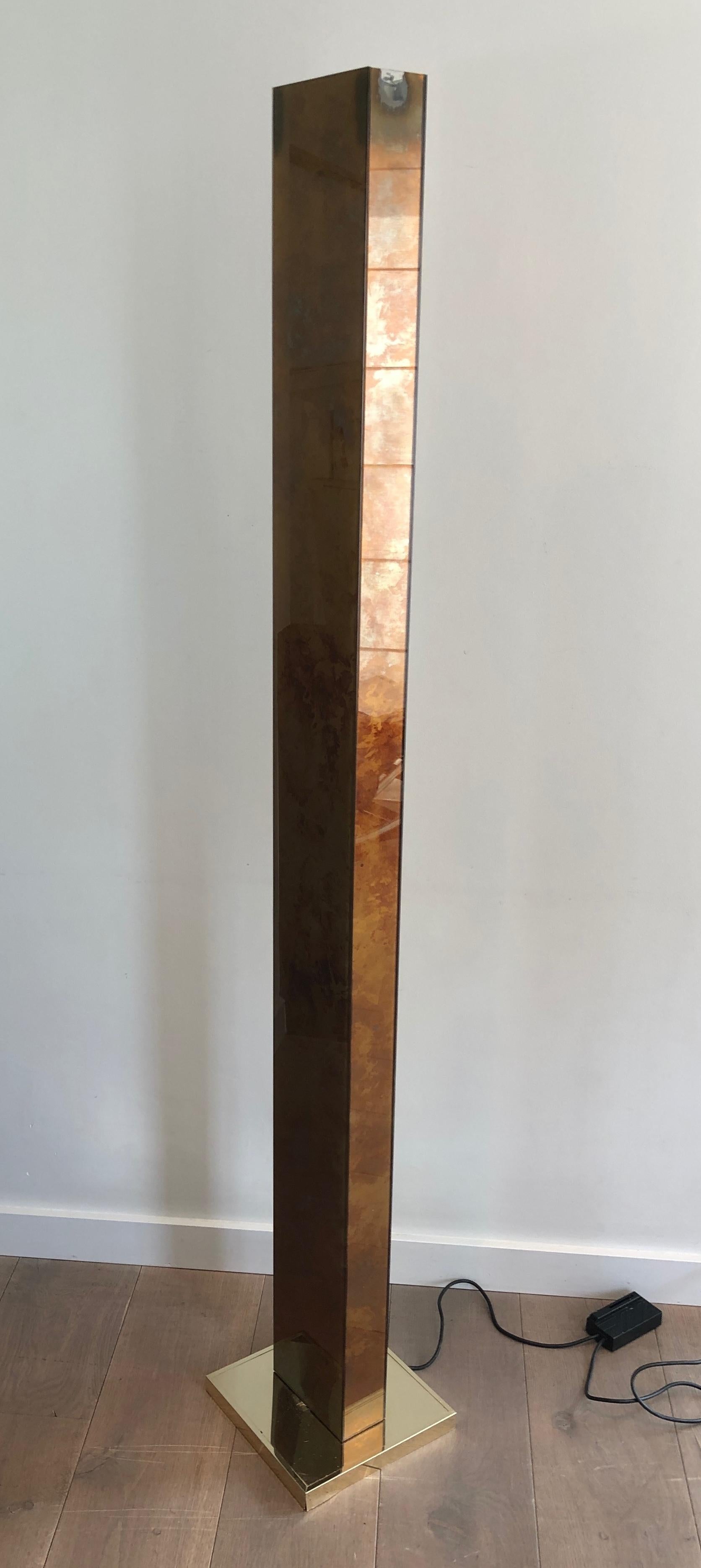 Francese Lampada da terra in lucite dorata con base in metallo dorato in vendita