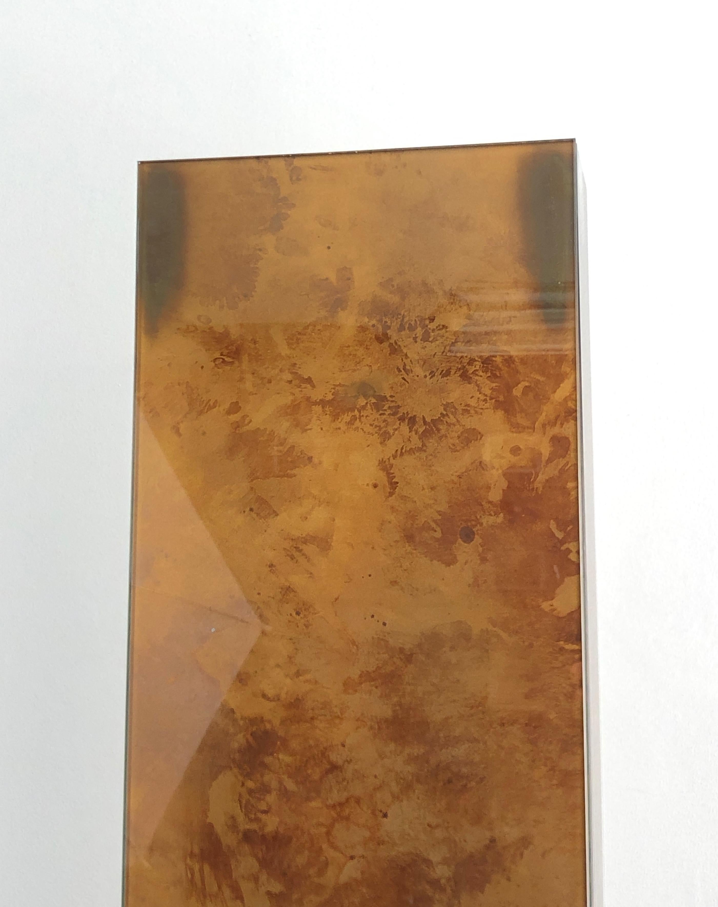 Dorato Lampada da terra in lucite dorata con base in metallo dorato in vendita