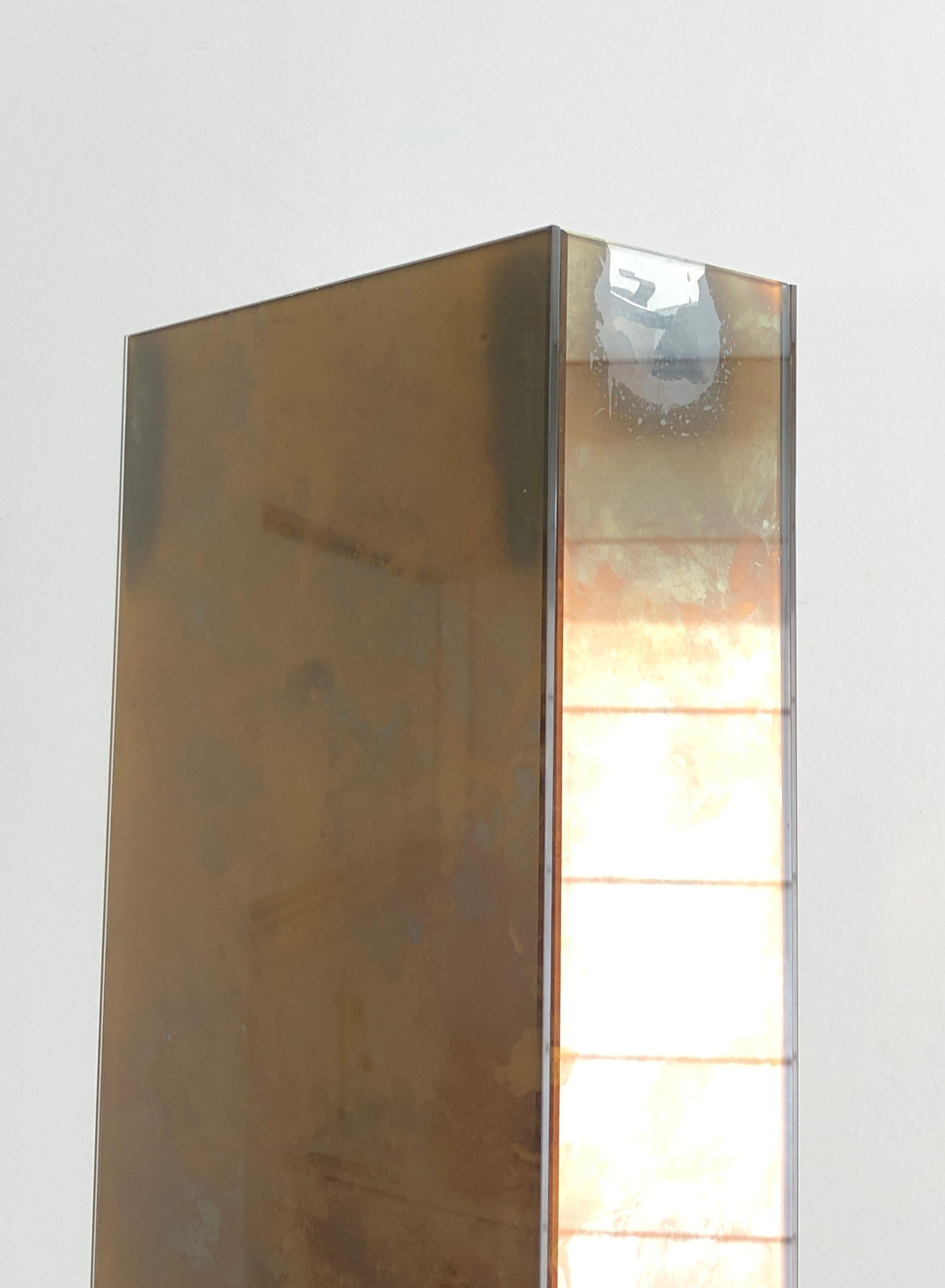Lampada da terra in lucite dorata con base in metallo dorato In condizioni buone in vendita a Marcq-en-Barœul, Hauts-de-France