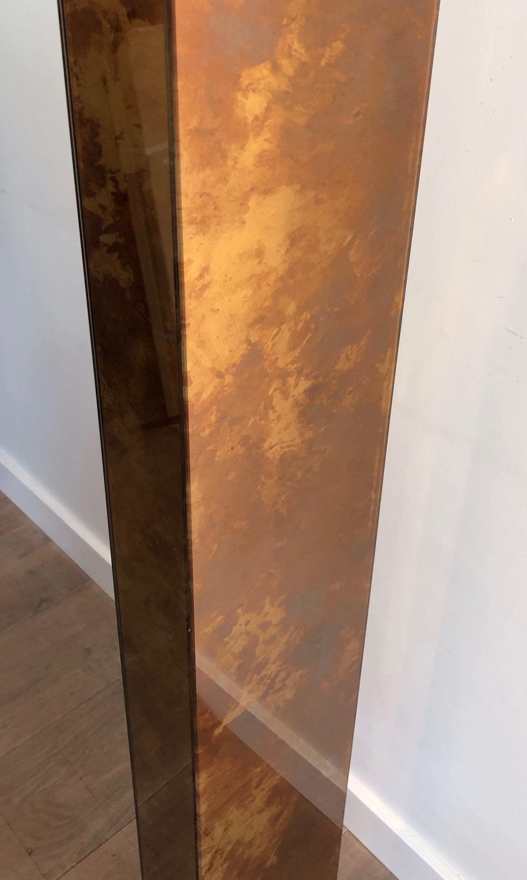 Fine XX secolo Lampada da terra in lucite dorata con base in metallo dorato in vendita