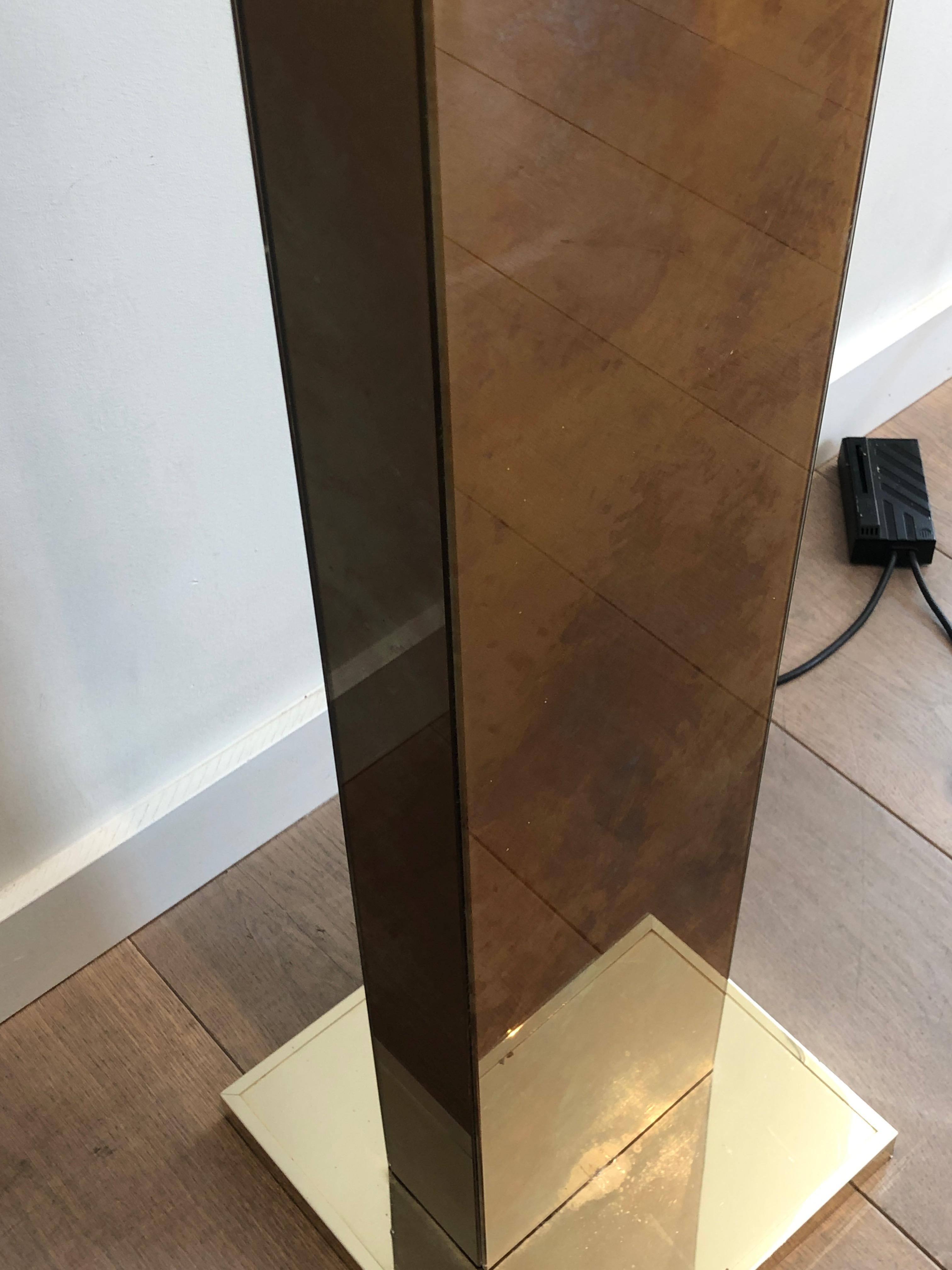 Metallo Lampada da terra in lucite dorata con base in metallo dorato in vendita
