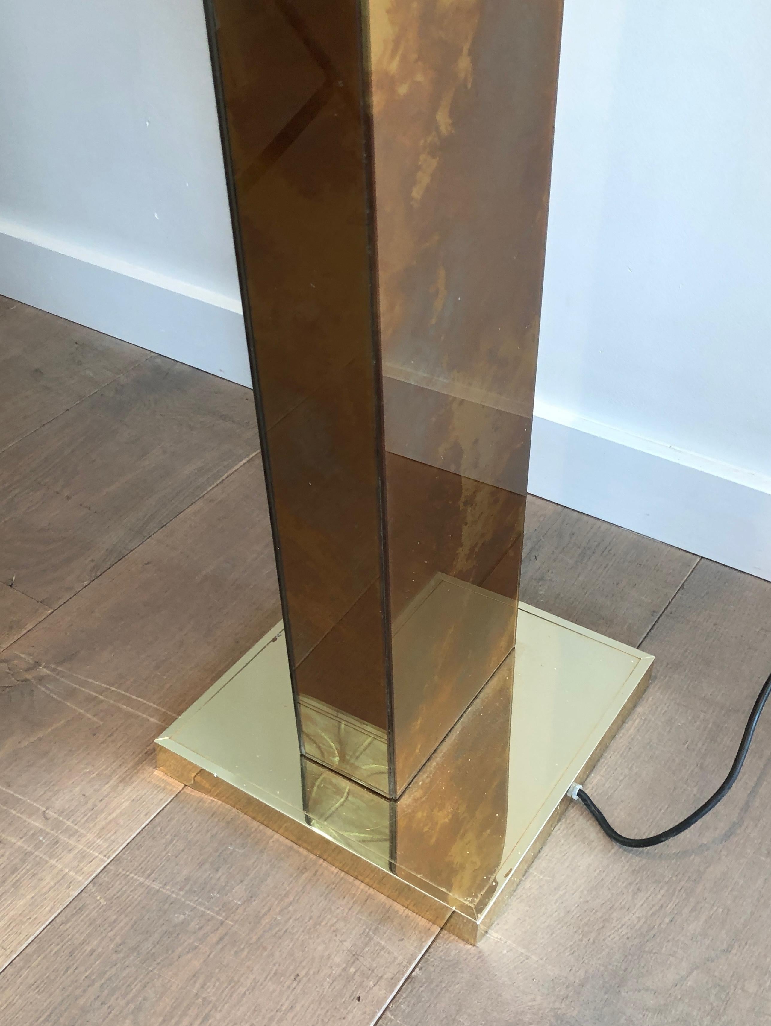Lampada da terra in lucite dorata con base in metallo dorato in vendita 1
