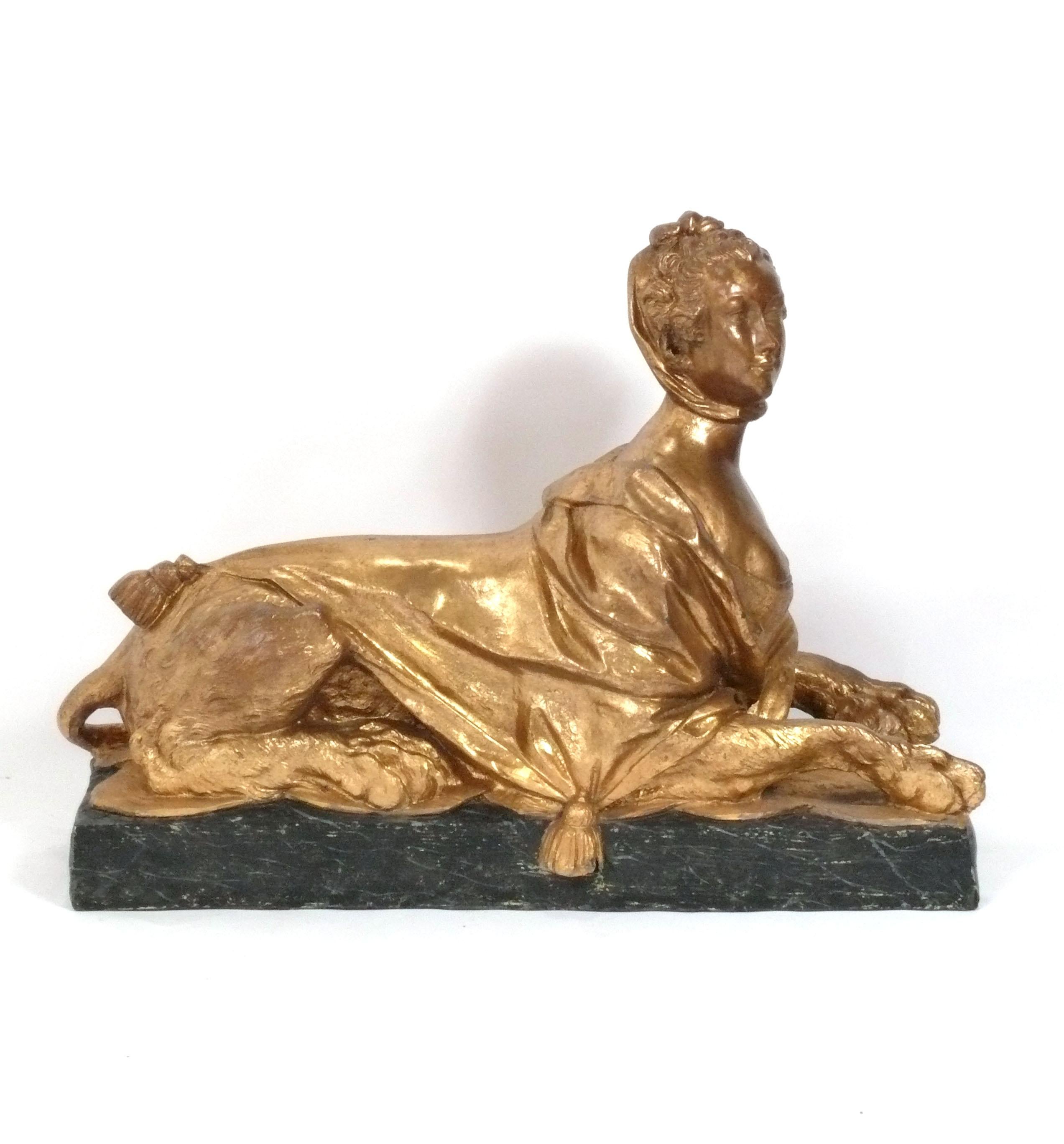 Esfinge dorada de Madame Pompadour o DuBarry, Francia, hacia finales del siglo XIX - principios del XX. Podría tratarse de una representación de Madame Pompadour o Madame DuBarry, ambas amantes de Luis XV, y a menudo se representaba su imagen sobre