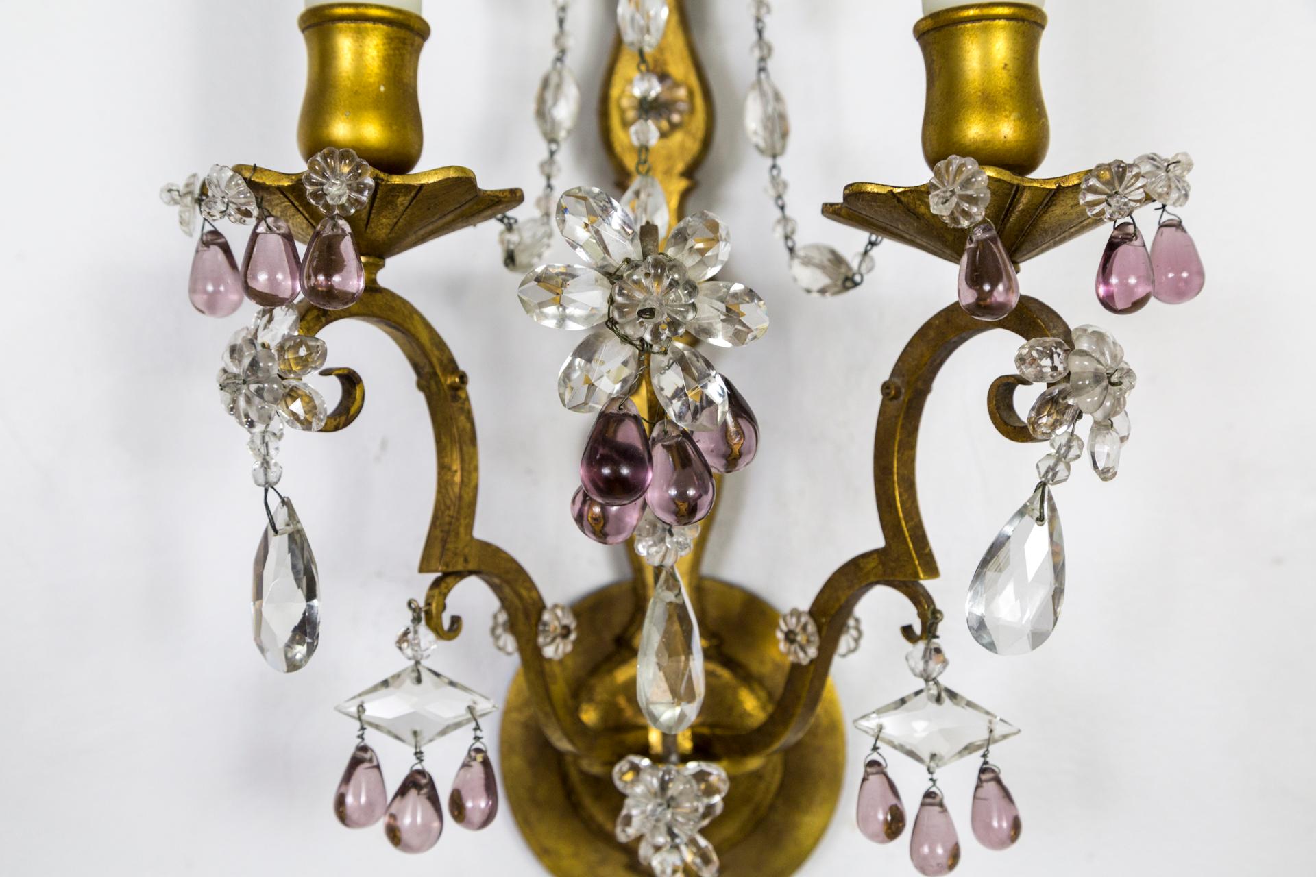20ième siècle Paire d'appliques dorées de style Maison Bagus en cristal et améthyste en vente