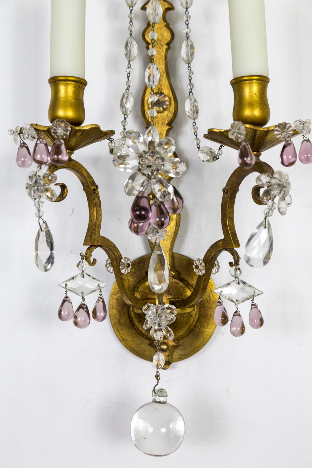 Paire d'appliques dorées de style Maison Bagus en cristal et améthyste en vente 3