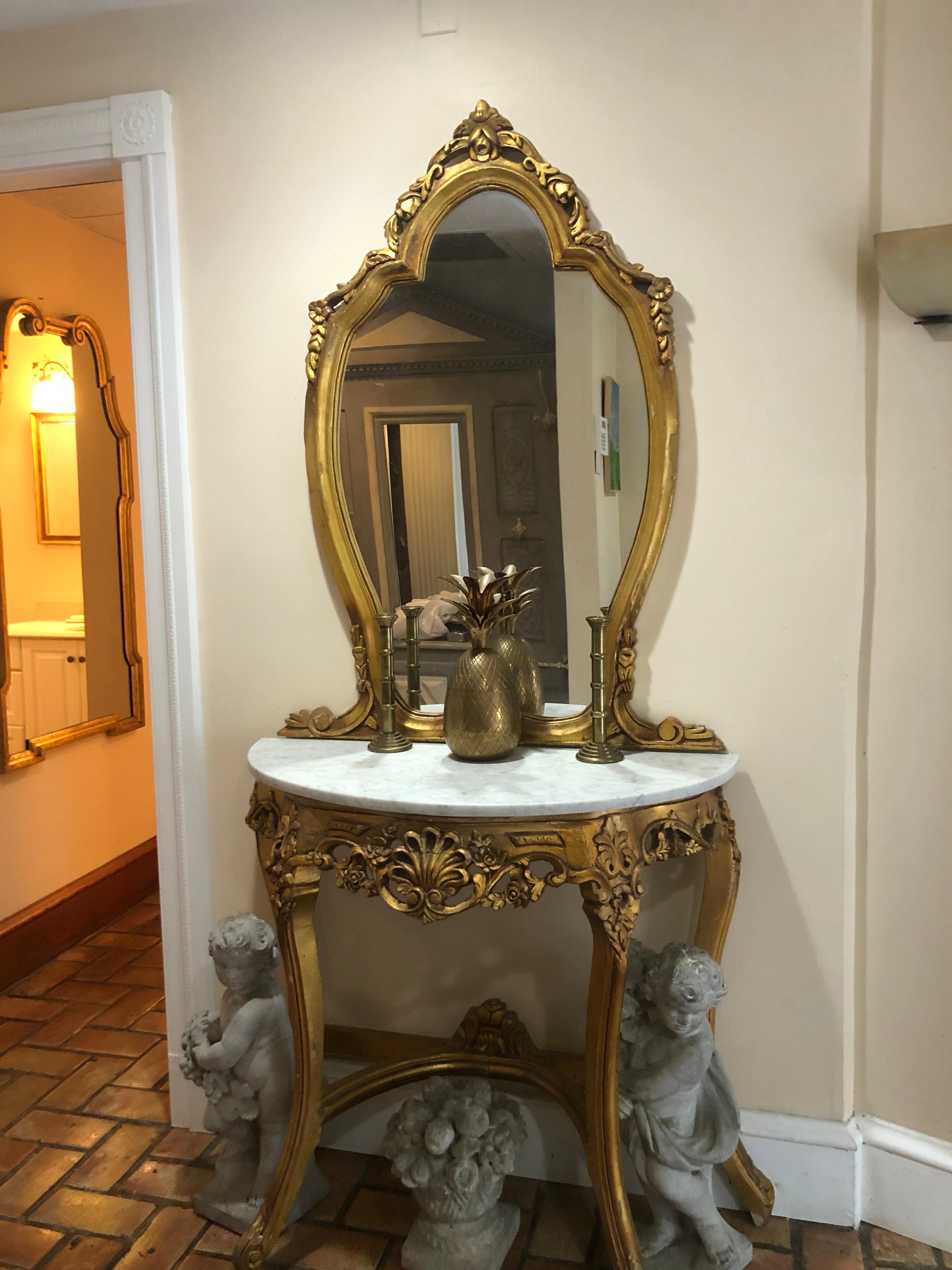 French Gilt Marble Top Demilune Table and Mirror im Zustand „Gut“ im Angebot in Redding, CT