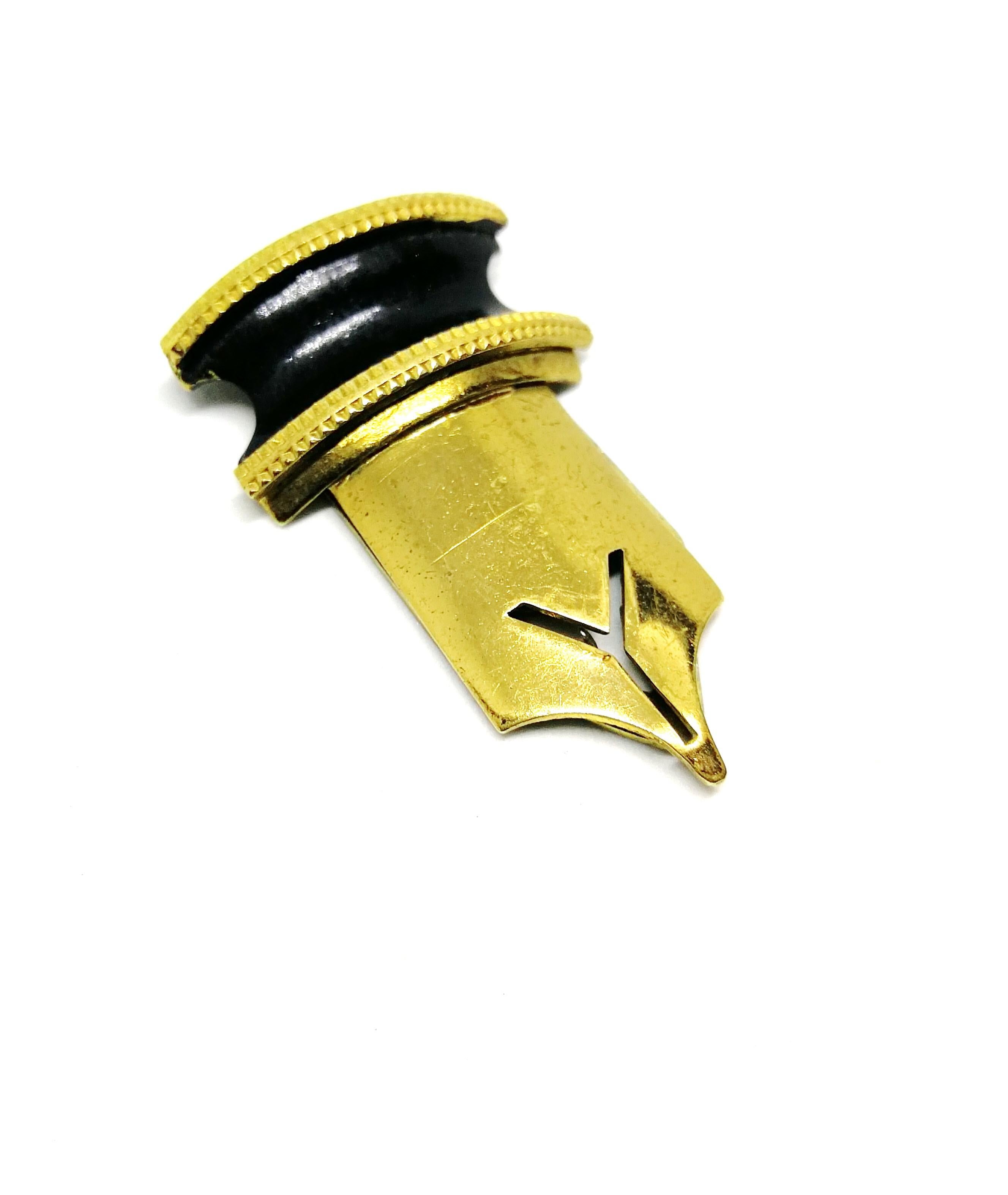 A quirky but beautifully crafted clip from the 1940s in the form of a nib, or pen nib, attributed to the famous manufacturer, Monet.
Smart and unusual, with a firm grip when attached to a pocket, neckline or lapels, this is the ideal gift for a