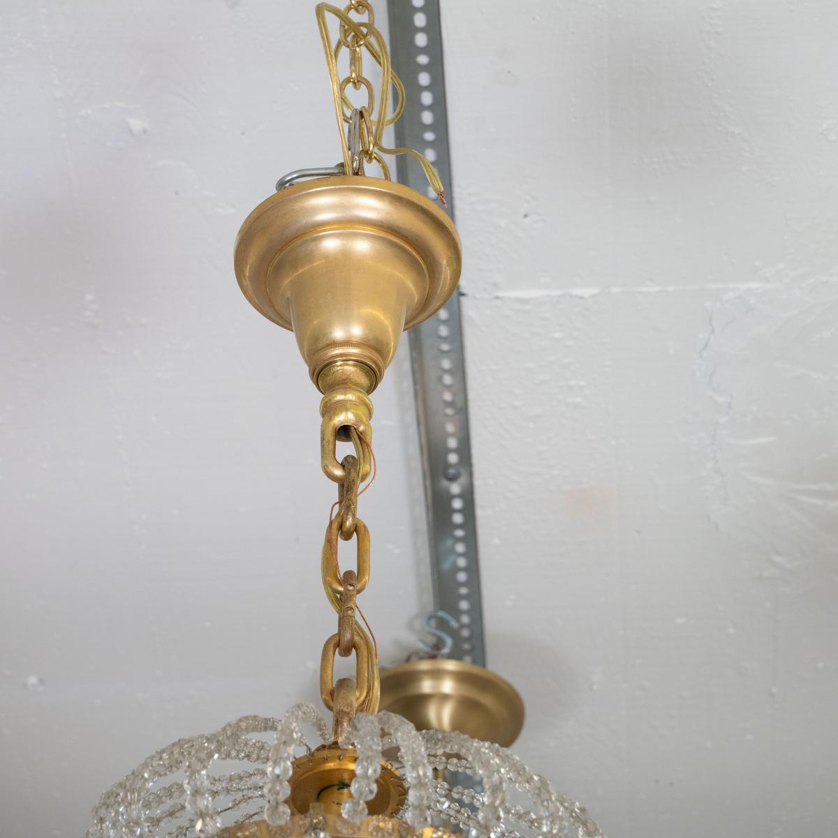 Lampadario a gocce in metallo dorato e cristallo in vendita 3