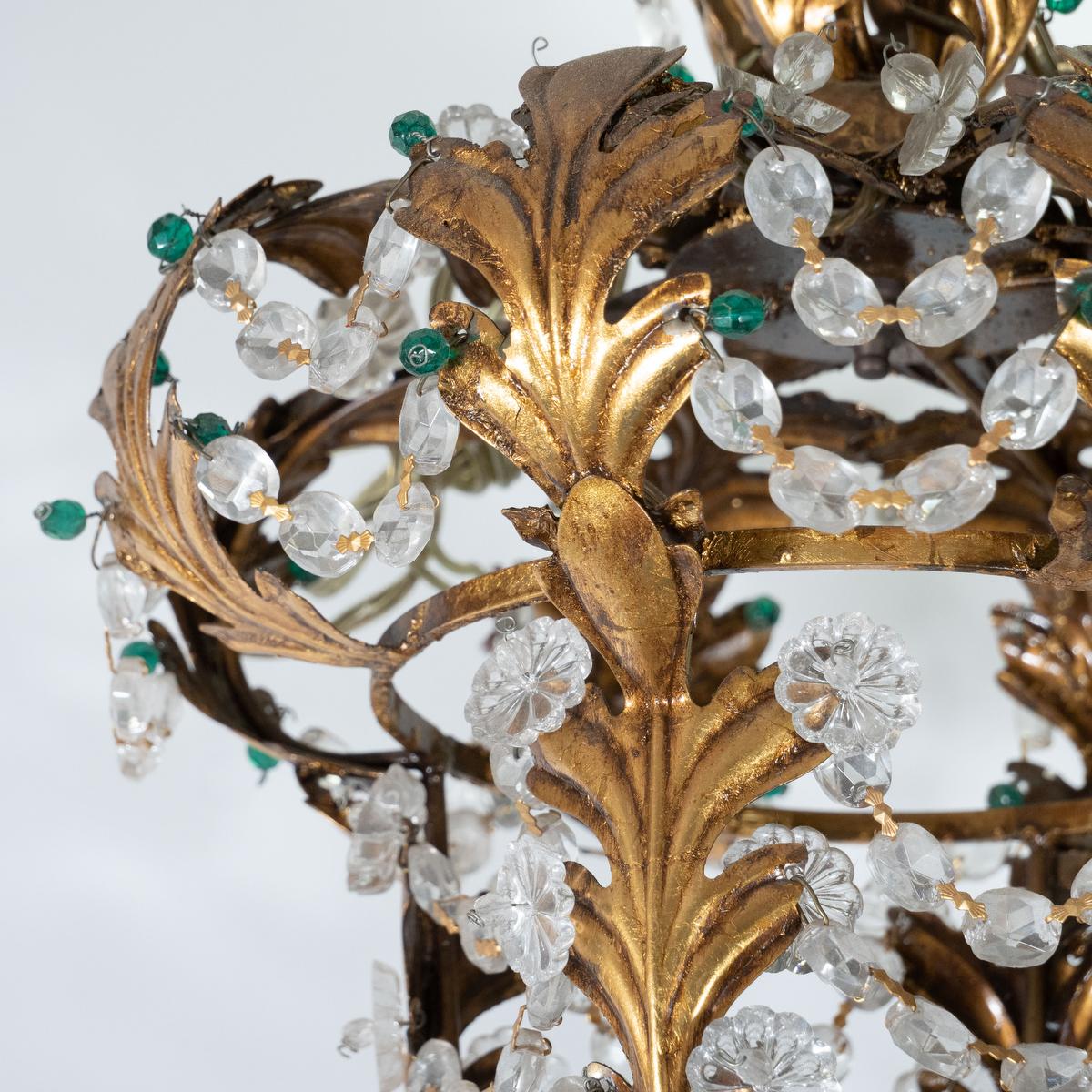 Milieu du XXe siècle Pendentif de style lanterne en métal doré et cristal en vente