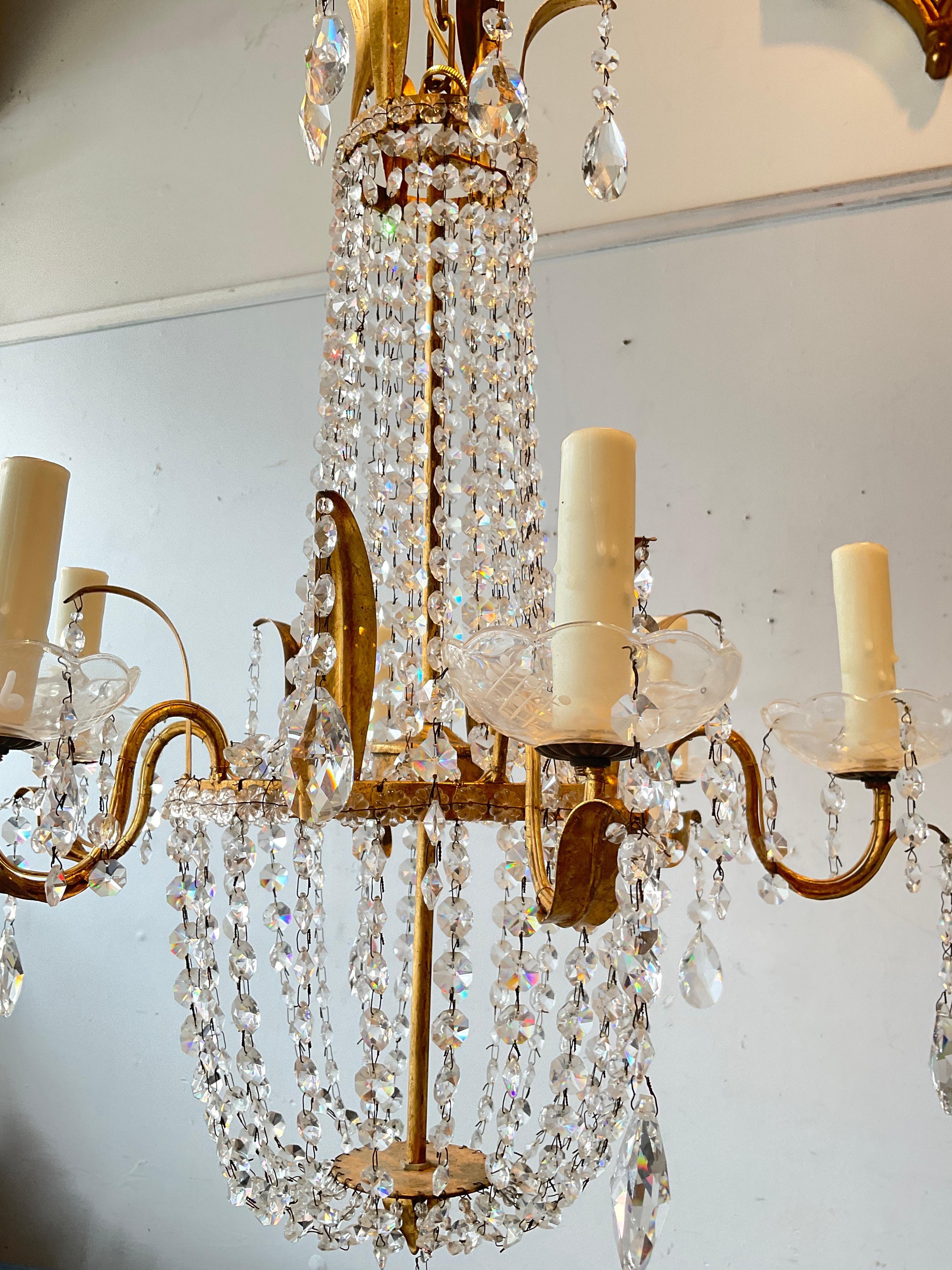 Gilt Metal And Crystal Regency Style Chandelier In condizioni buone in vendita a Tarrytown, NY