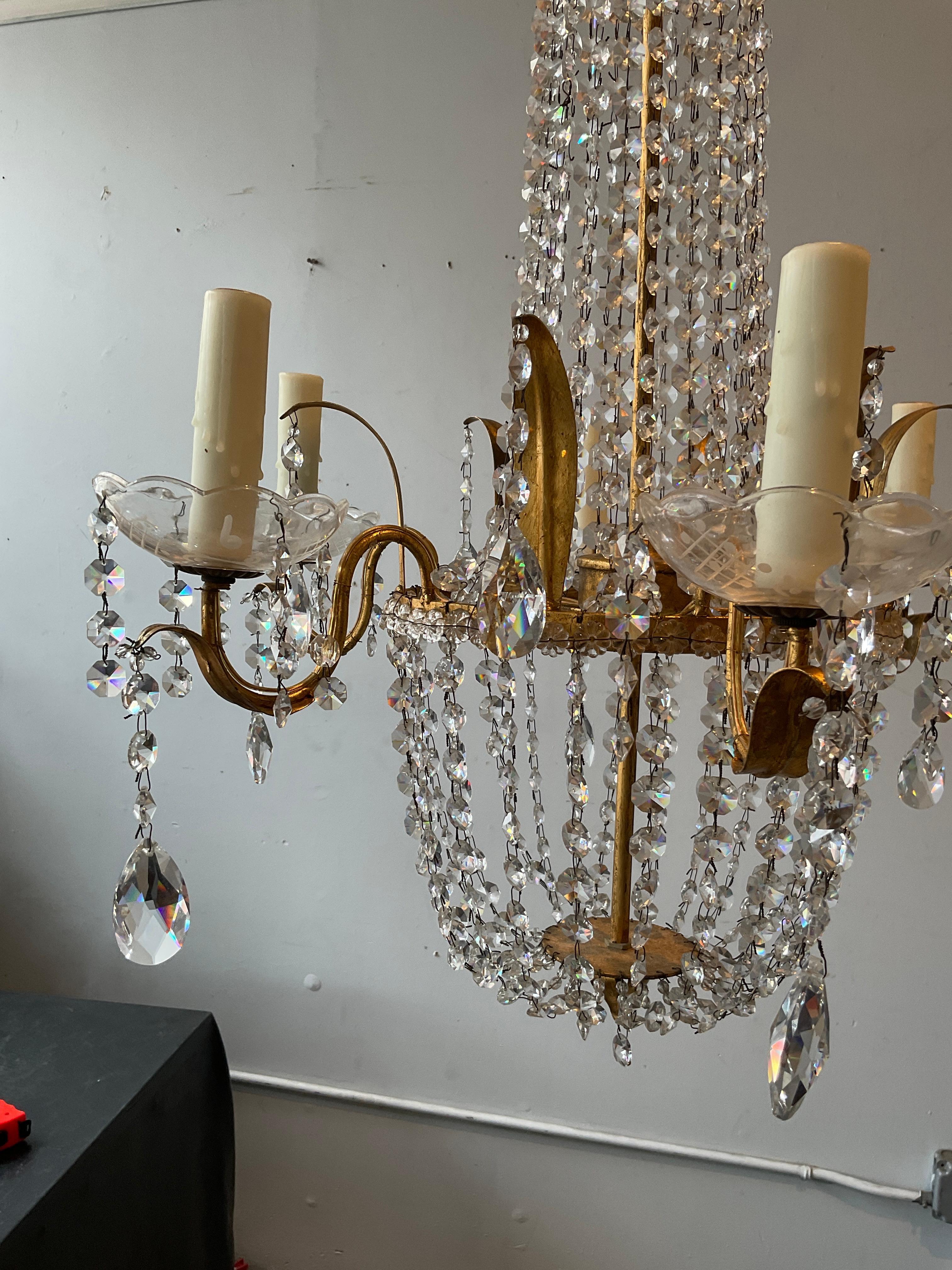 Metallo Gilt Metal And Crystal Regency Style Chandelier in vendita