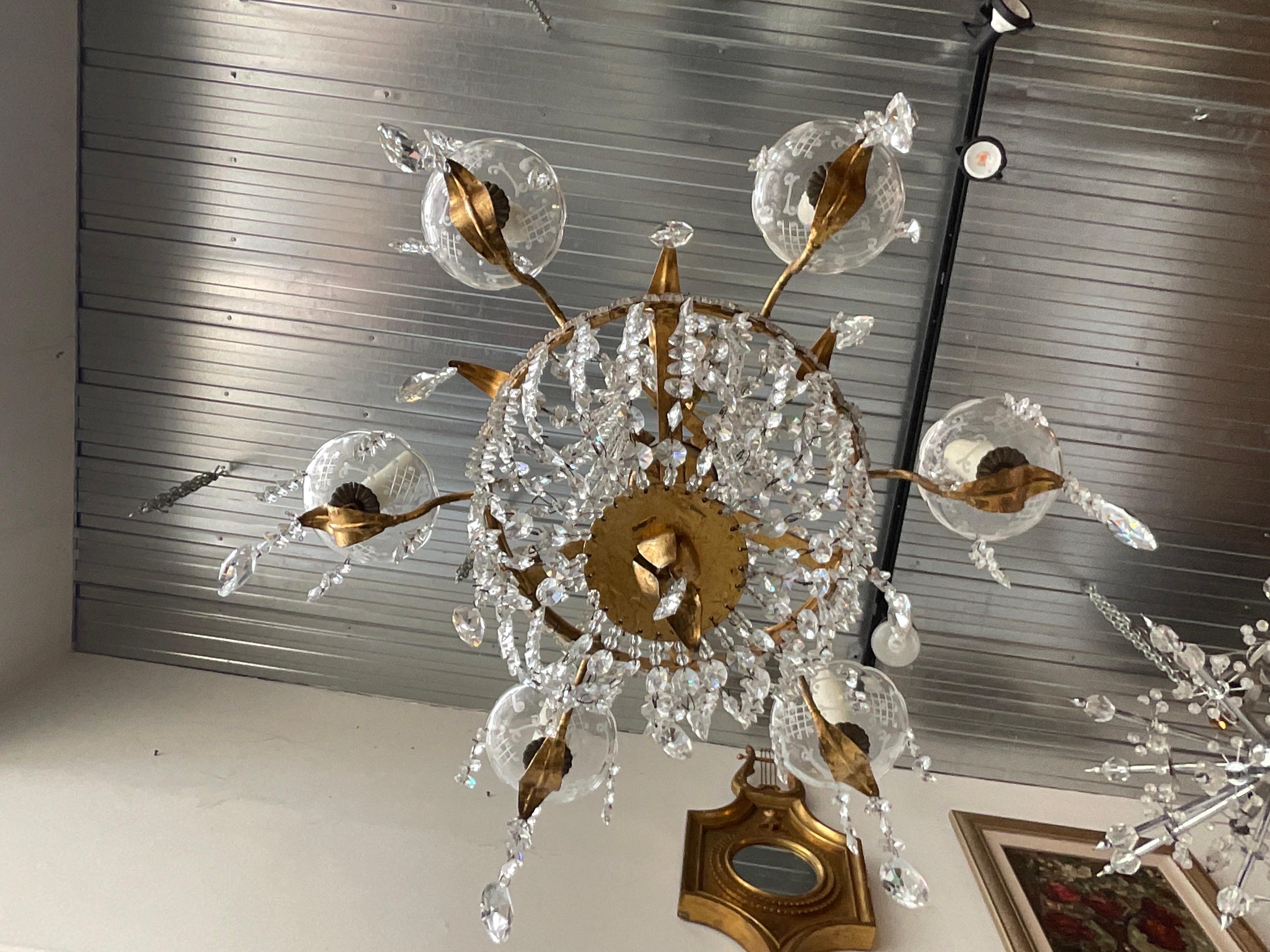 Gilt Metal And Crystal Regency Style Chandelier in vendita 4