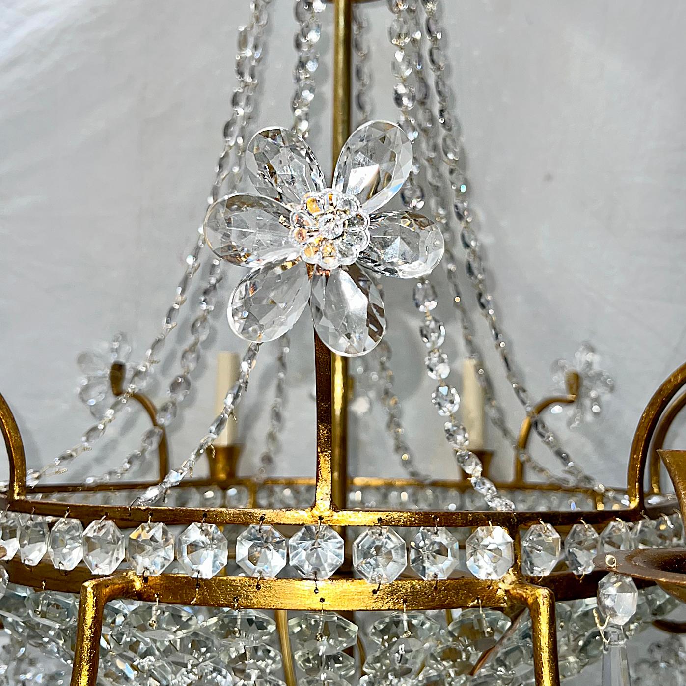 Vergoldeter Kronleuchter aus Metall und Kristallen mit Kristallblumen aus Kristall (Französisch) im Angebot