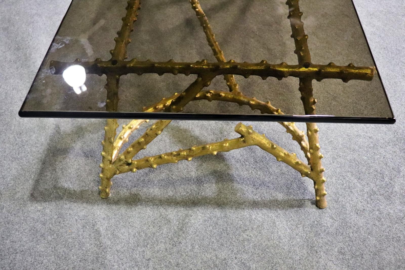 Fin du 20e siècle Table basse en métal doré Bagues Faux Bois Tree Branch Asymétrique en verre fumé en vente