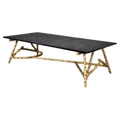 Mesa de centro de metal dorado Bagues Faux Bois Rama de árbol Forma asimétrica Cristal ahumado