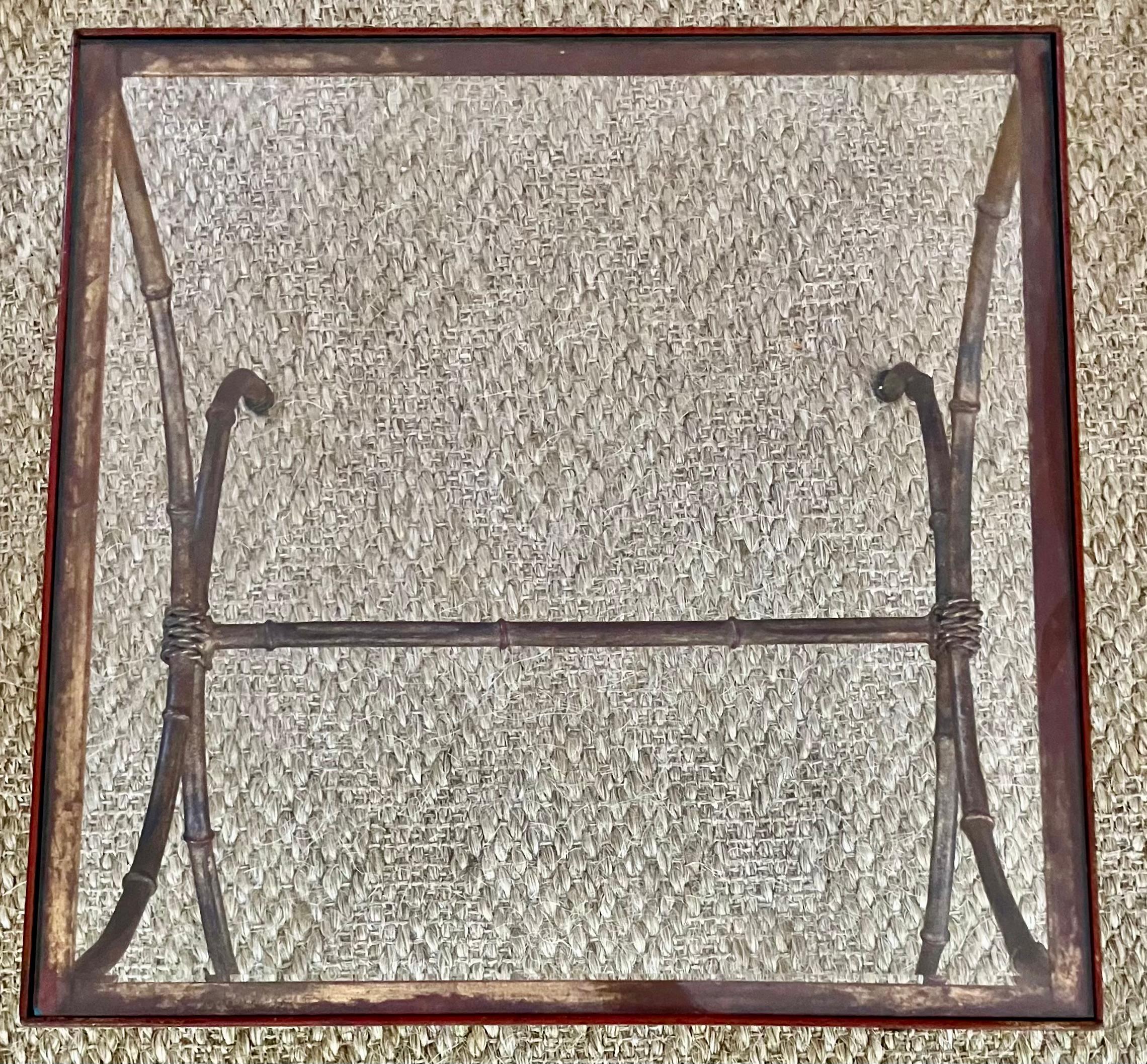 Table d'appoint en métal doré et bambou. Table d'appoint / table à boissons vintage des années 40 en forme de cérule italienne dans le style populaire du faux bambou avec un châssis et un plateau en verre biseauté. Italie, 1940. 
Dimensions : 18