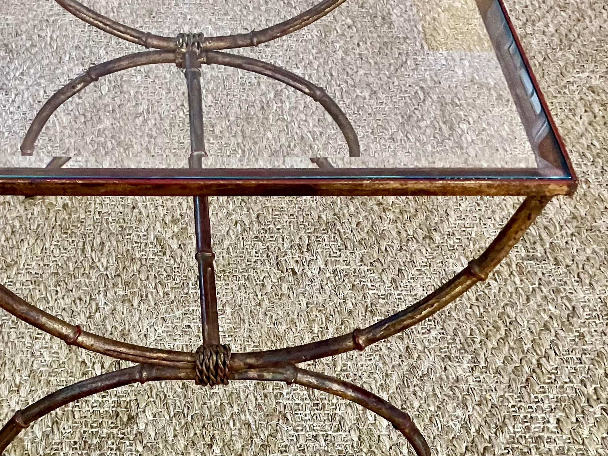 Doré Table d'appoint bambou doré en vente