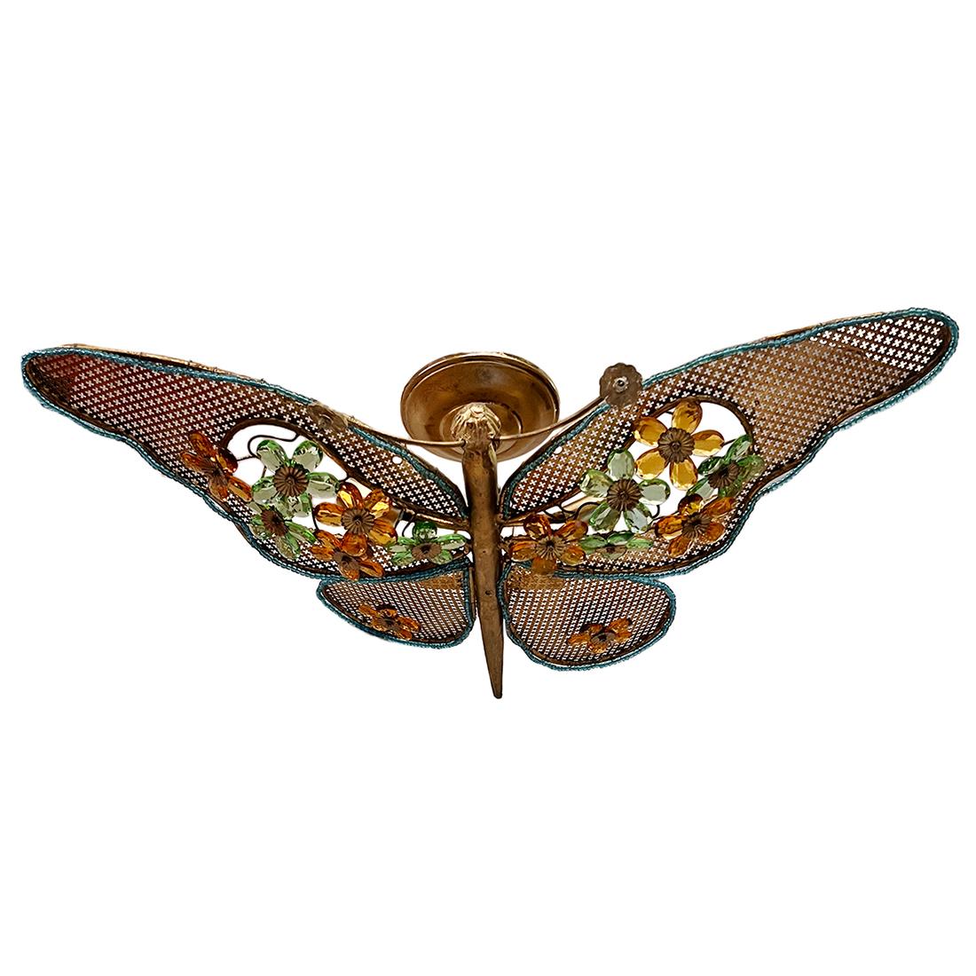 Un lampadario in metallo dorato del 1960 circa con fiori di cristallo e 4 luci a candelabro.

Misure:
Lunghezza massima: 25,5