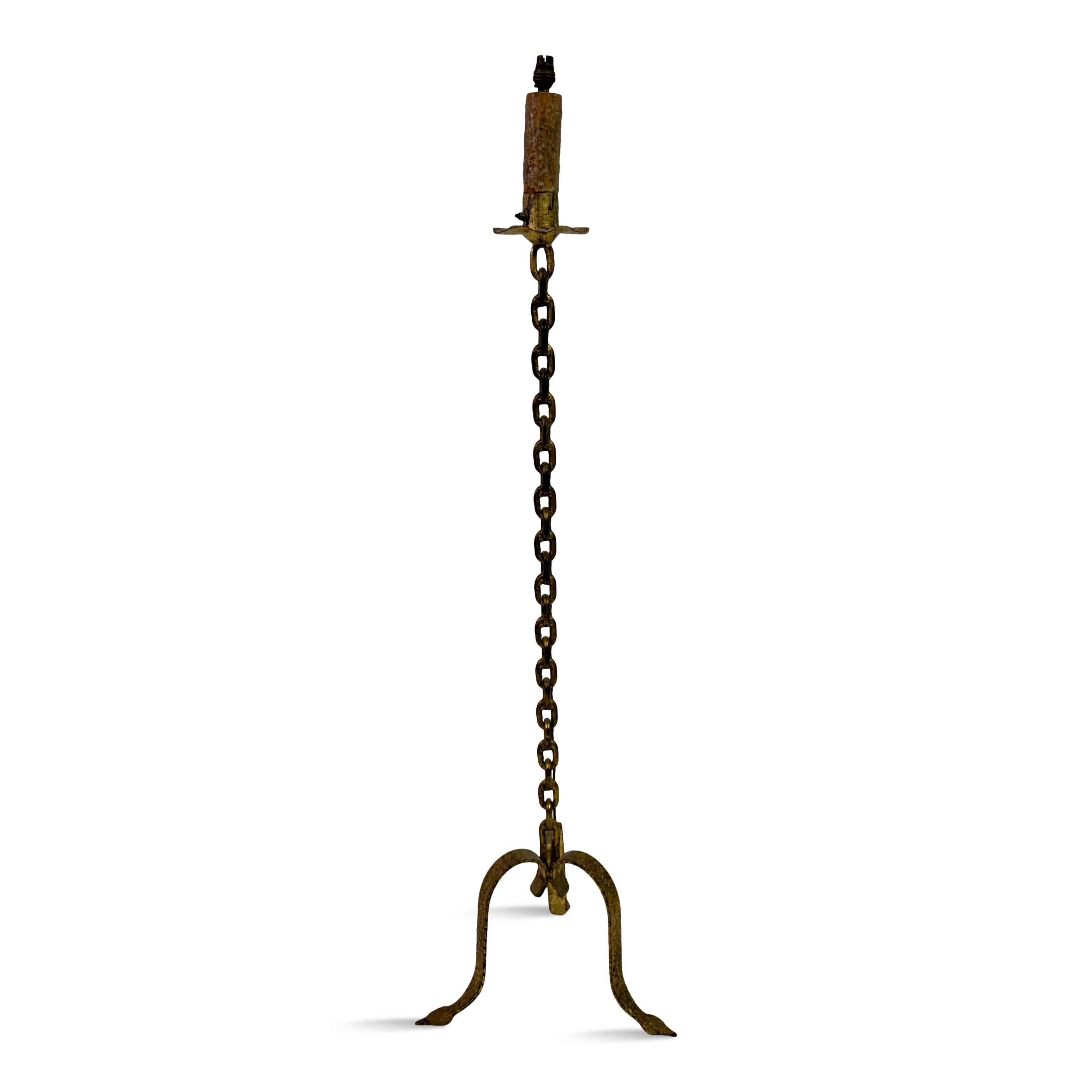 Gilt metal chain link floor lamp

In the style of Franz West

A bold fusion of industrial and decorative elements, this gilt metal floor lamp features a striking chain-link column that lends a sense of raw elegance. The sculptural design is both