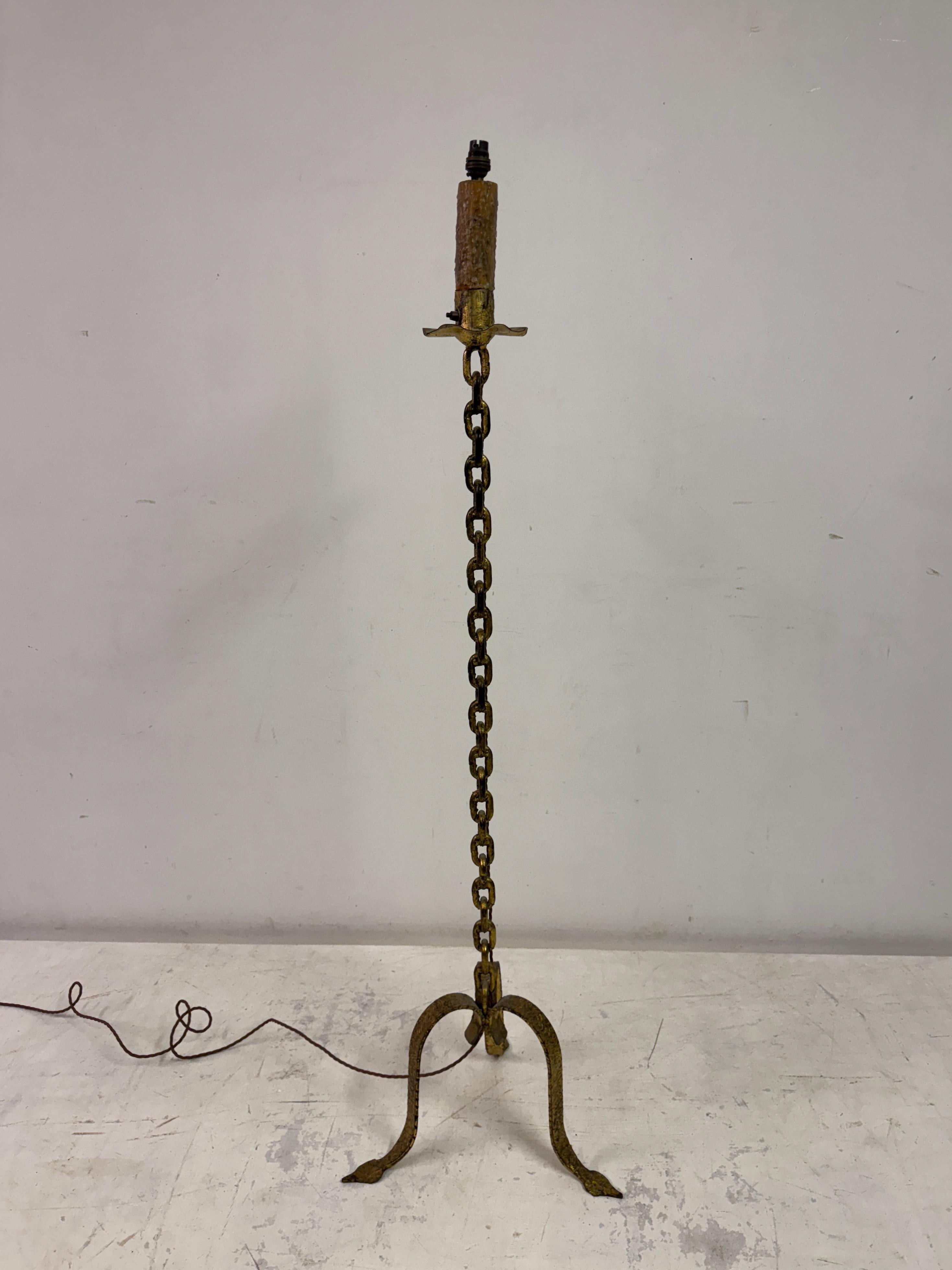 Gilt Metal Chain Link Floor Lamp in the style of Franz West In Good Condition For Sale In London, London