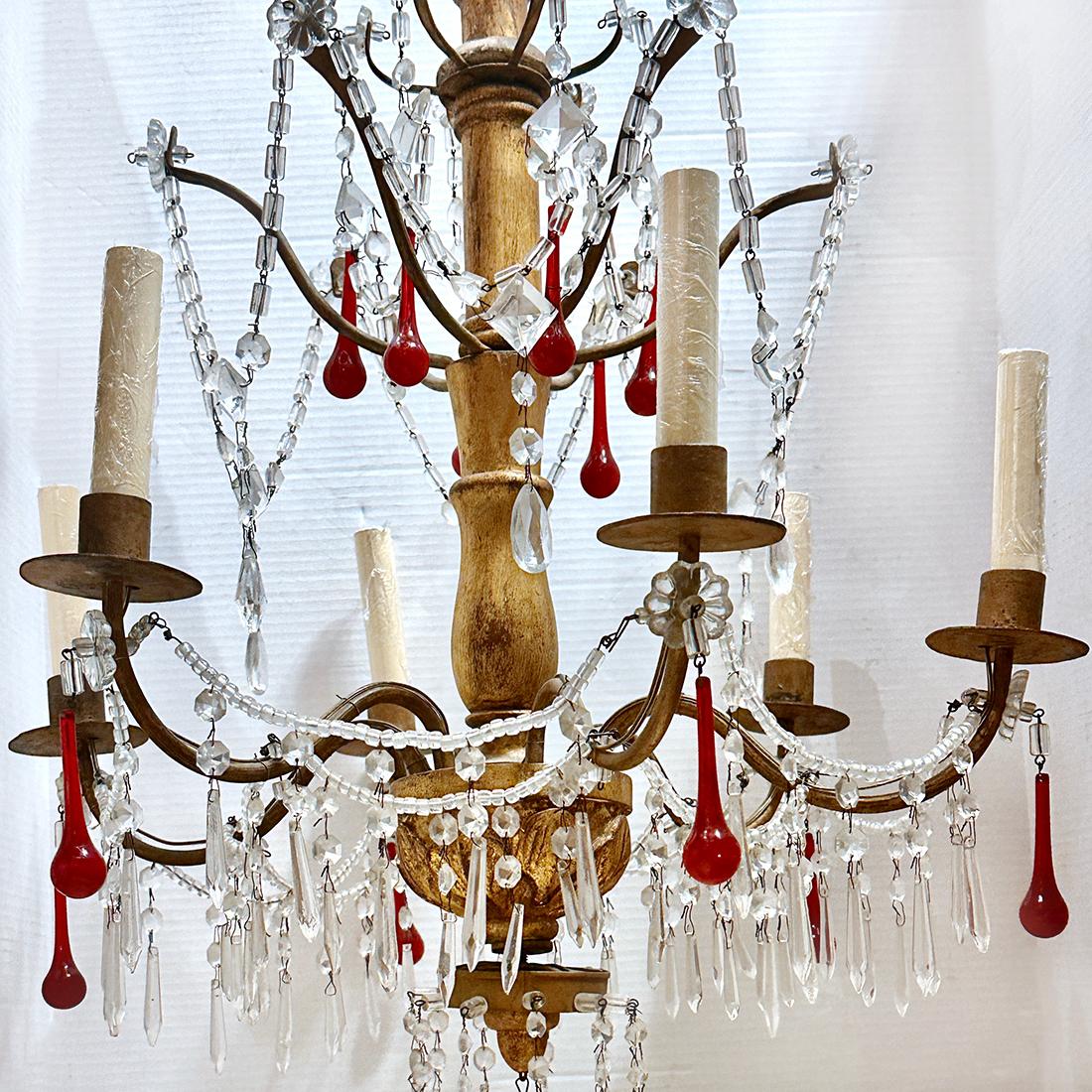 Lampadario in ferro dorato italiano del 1900 circa con fasce di vetro con perline, gocce di cristallo rosso e pendenti di cristallo.

Misure:
Altezza: 28
Diametro: 21,5
