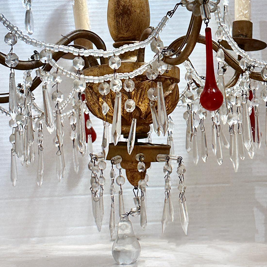 Italiano Lampadario in metallo dorato con cristalli e pendenti rossi in vendita