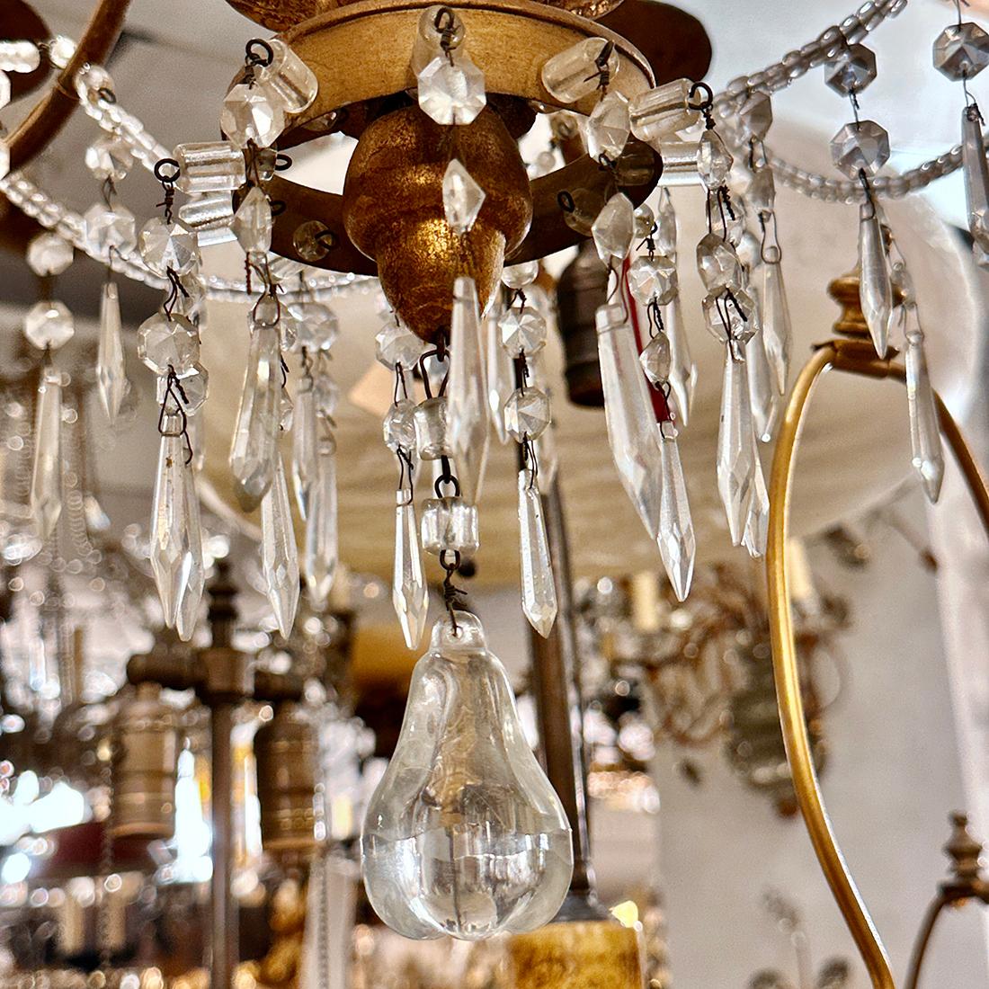 Dorato Lampadario in metallo dorato con cristalli e pendenti rossi in vendita