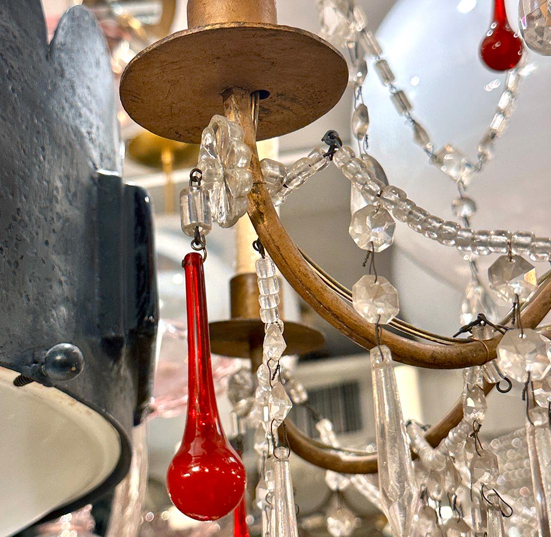 Lampadario in metallo dorato con cristalli e pendenti rossi In condizioni buone in vendita a New York, NY