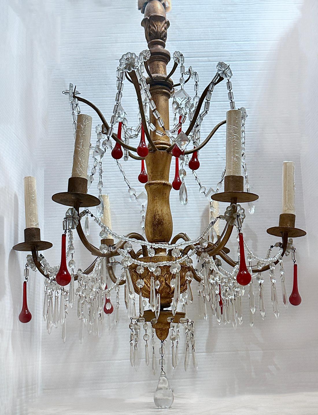 Inizio XX secolo Lampadario in metallo dorato con cristalli e pendenti rossi in vendita