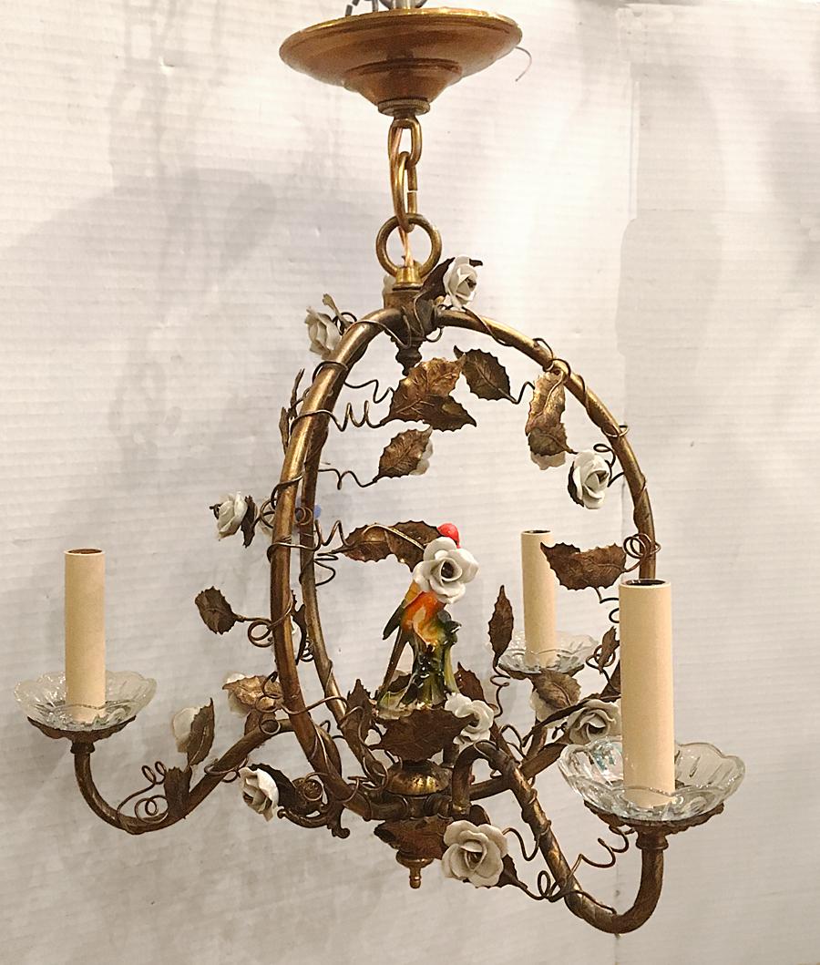 Inizio XX secolo Lampadario in metallo dorato con fiori di porcellana in vendita