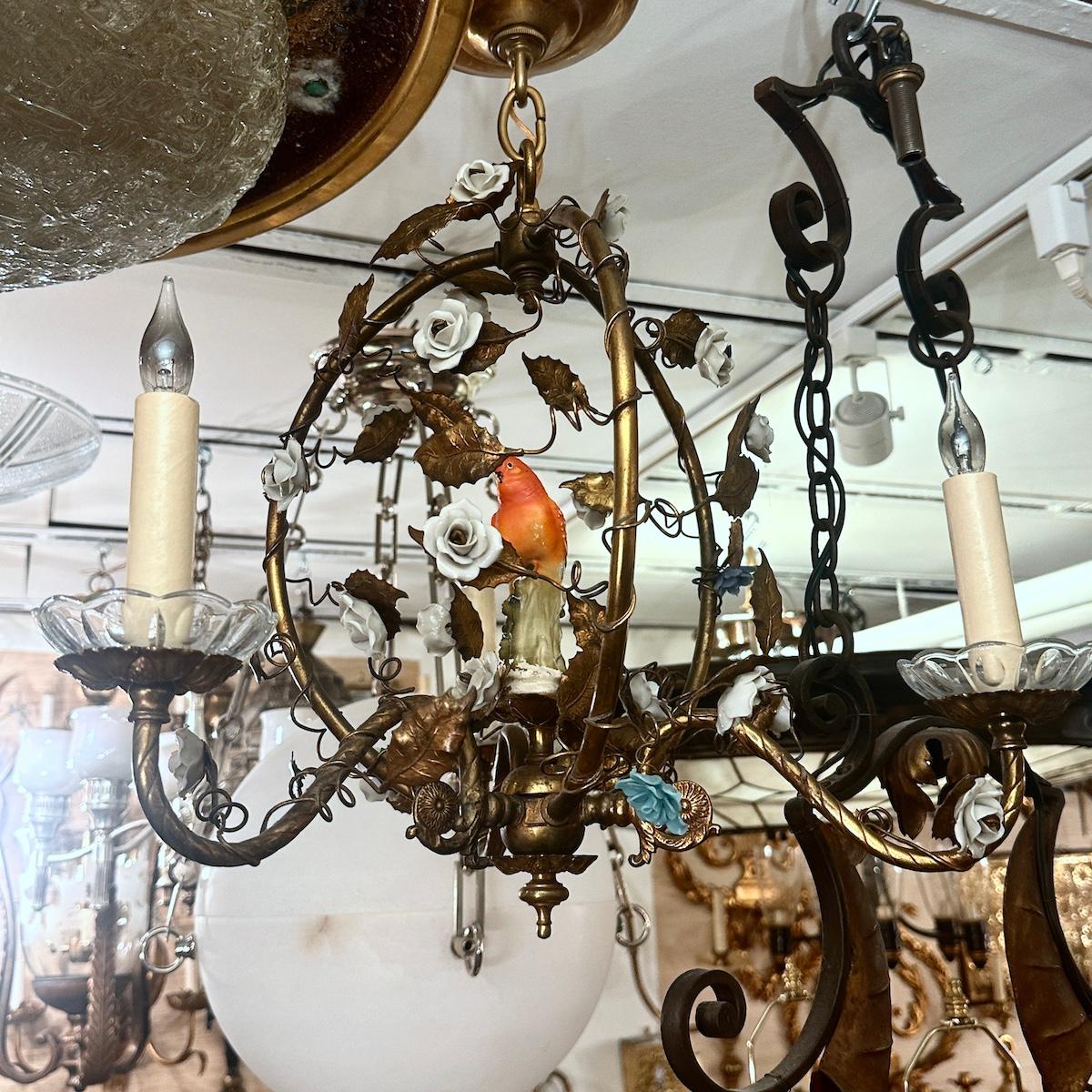 Metallo Lampadario in metallo dorato con fiori di porcellana in vendita