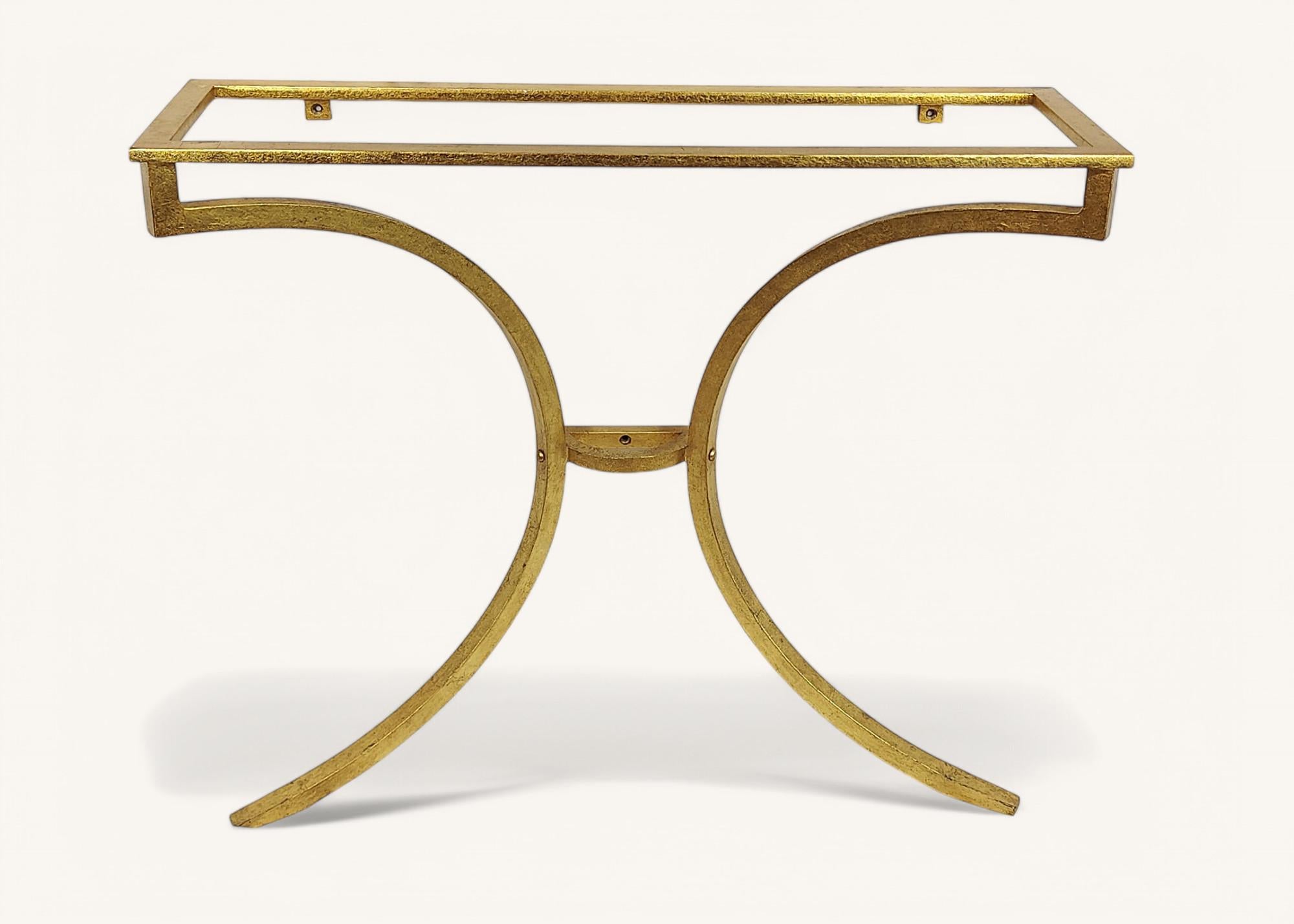 Rara console da parete in metallo dorato di Robert Thibier.

Metallo e doratura in perfette condizioni.

Altezza 73 cm, profondità 27 cm e larghezza 88 cm.

Venduto senza il suo vetro.

Nato a Parigi da una famiglia benestante, Robert Thibier